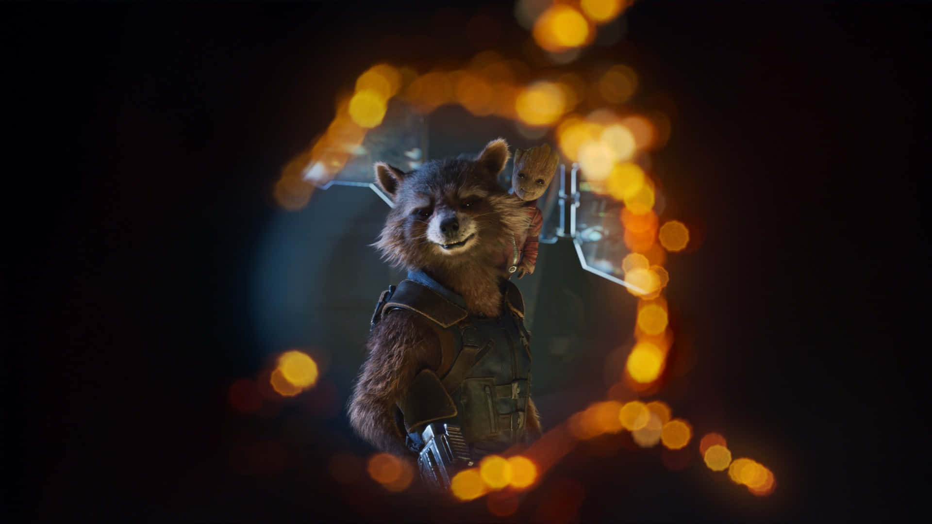  壁紙 — Rocket Raccoon 站在黑暗空間中，溫暖的散景光線像光環一樣環繞著他。