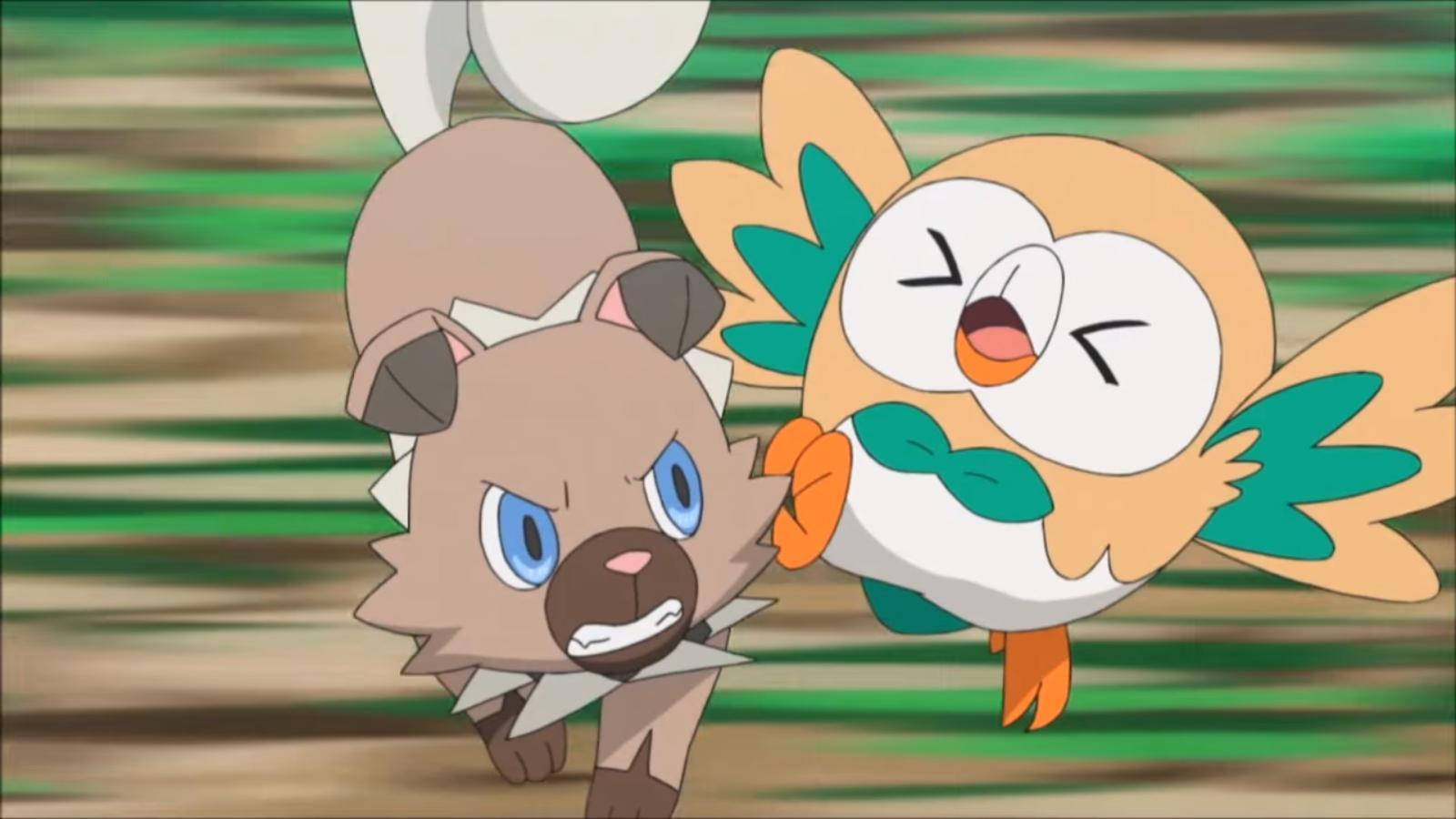 Rockruff 對戰 Rowlet 壁紙 — 兩隻動畫化的寶可夢在模糊的綠色和棕色森林背景中並肩奔跑。