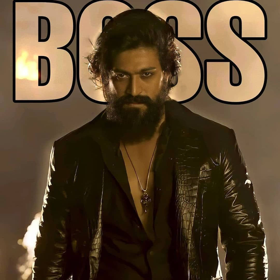一個留鬍鬚的男人穿著黑色皮褸，背後有「BOSS」字樣。