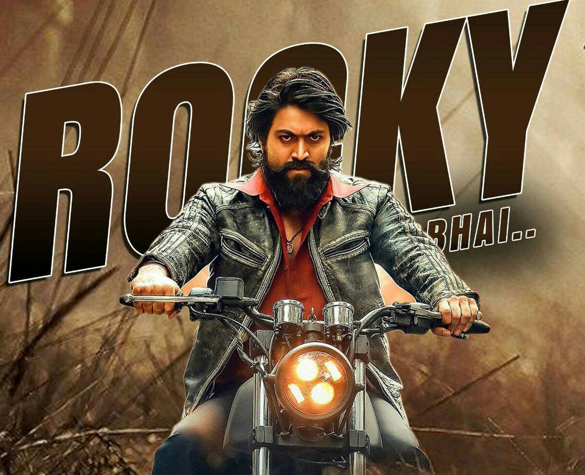 留鬍子的男人騎電單車，穿皮褸，車頭燈發光。