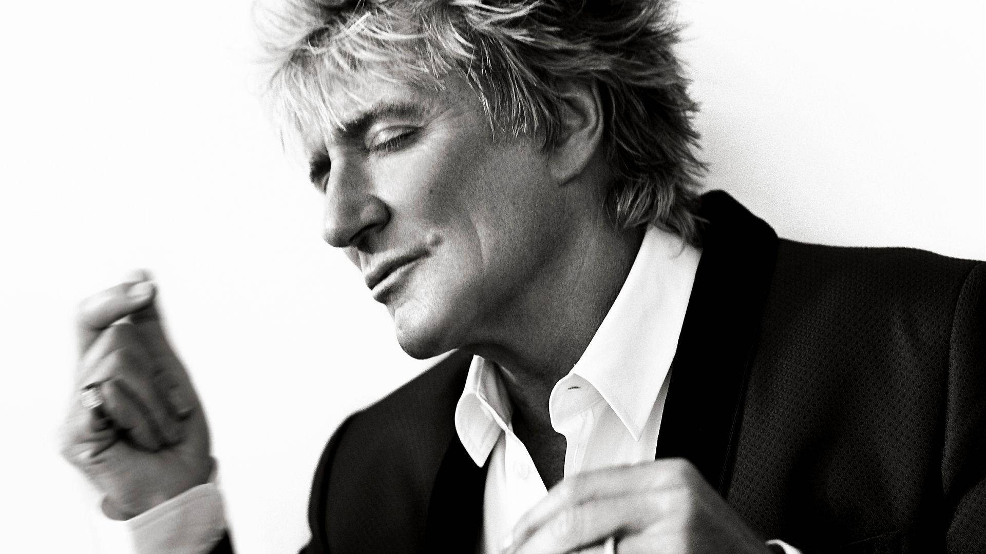 Rod Stewart《Soulbook》專輯封面 壁紙 — 一個黑白肖像，一個頭髮蓬亂的男人穿著西裝和襯衫，溫柔地微笑。