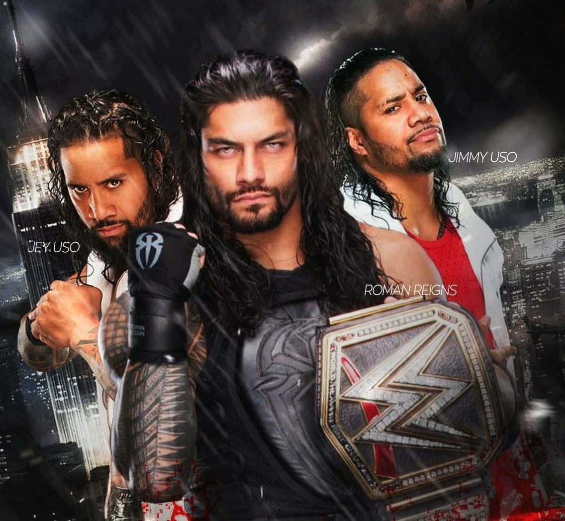 Roman Reigns 與 Jimmy 與 Jey Uso 同框 壁紙 — 三位WWE摔角手Roman Reigns、Jey Uso和Jimmy Uso在黑暗的城市天際線背景下，手持冠軍腰帶，擺出強烈的姿勢。