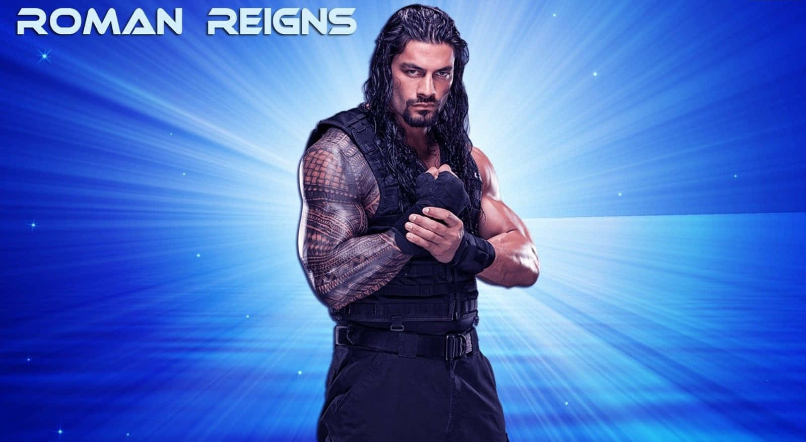 Roman Reigns 桌布 壁紙 — Roman Reigns 身穿黑色戰術服裝，在耀眼的藍色星爆背景下強勢站立。