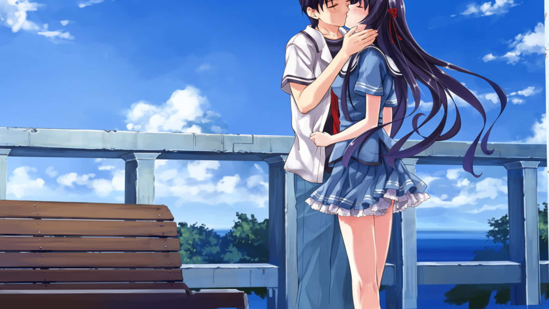 Fantasy Love 桌布 壁紙 — 一對浪漫的動漫情侶在海邊陽台上接吻，背景是明亮的藍天和蓬鬆的白雲。