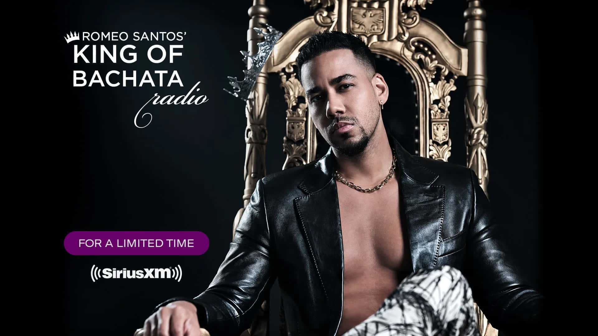  壁紙 — Romeo Santos 威嚴地坐在金色王座上，身穿黑色皮褸，頭頂懸浮著一頂皇冠。