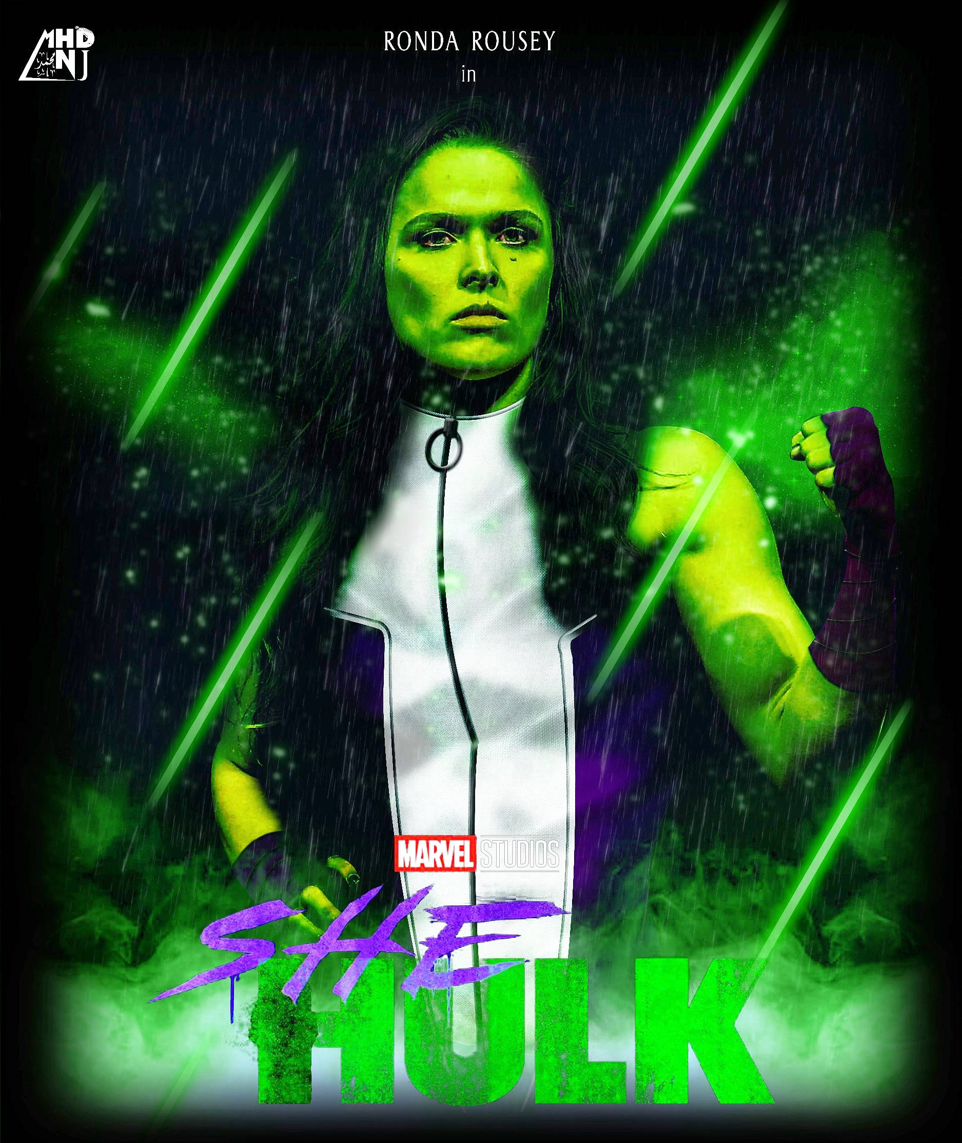 She Hulk Ronda Rousey 壁紙 — Ronda Rousey 飾演 She-Hulk 站在暴風雨中，發光的綠色能量光束劃破黑暗的天空。