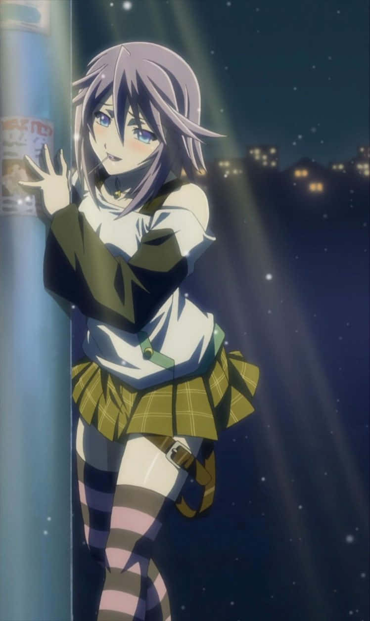 穿著校服的動漫女孩在夜晚星空下靠著柱子。