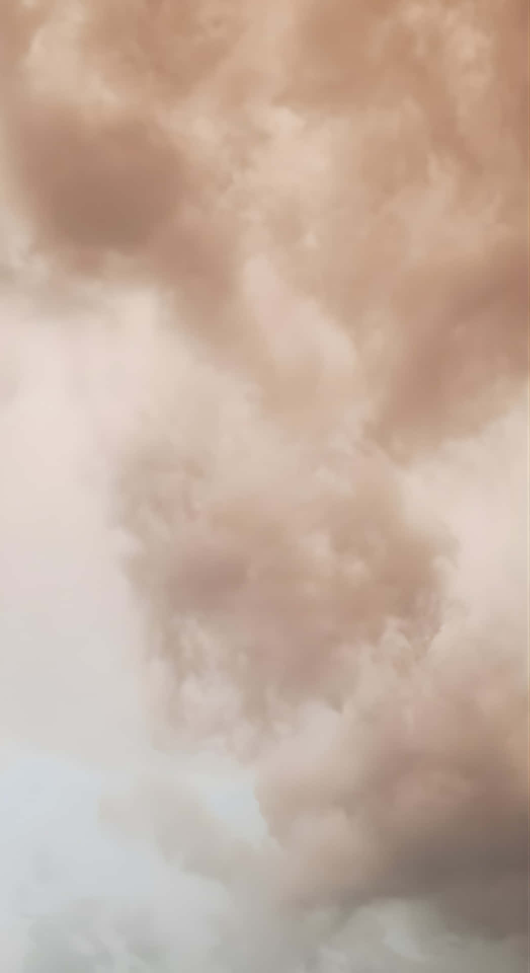  壁紙 — 柔和的蜜桃色和奶油色雲朵在蒼白的天空中飄浮，營造出夢幻般的氛圍場景。