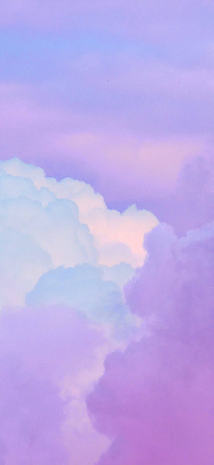 寧靜暮色天空中的粉彩紫色和藍色雲朵。