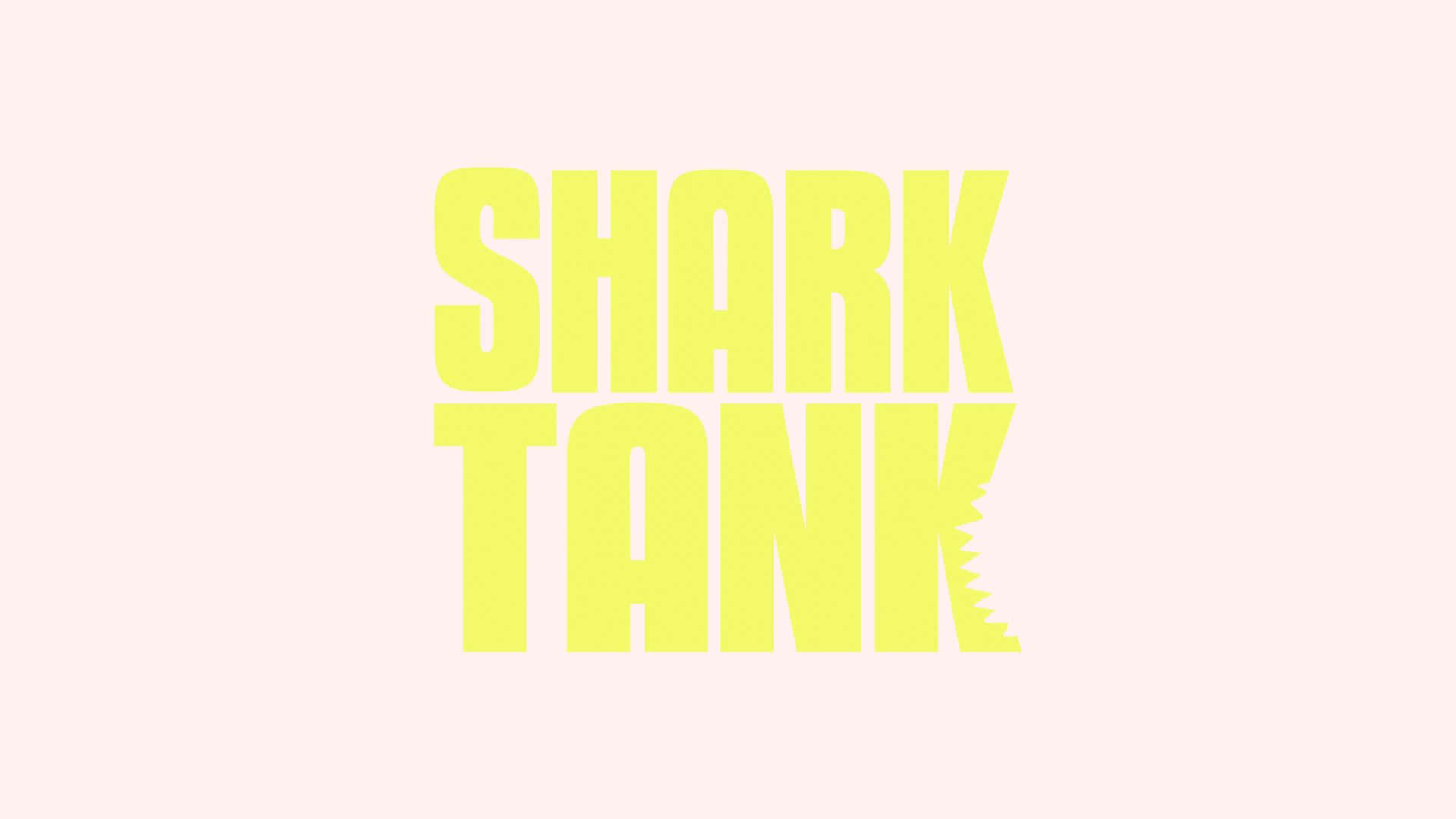  壁紙 — 柔和粉紅色背景上嘅粗體黃色Shark Tank文字，字母k上有鋸齒狀鯊魚鰭細節。