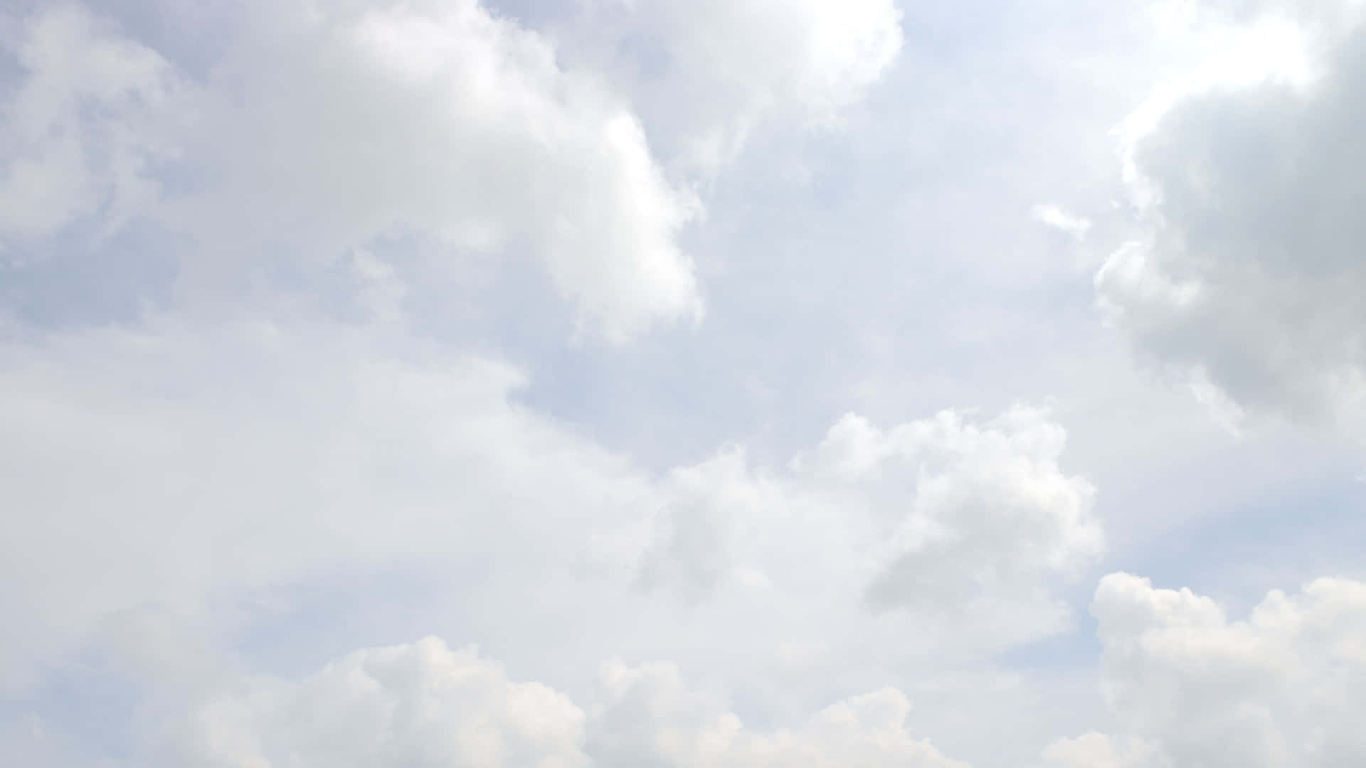 柔軟的白雲在淡藍色的天空中飄移
