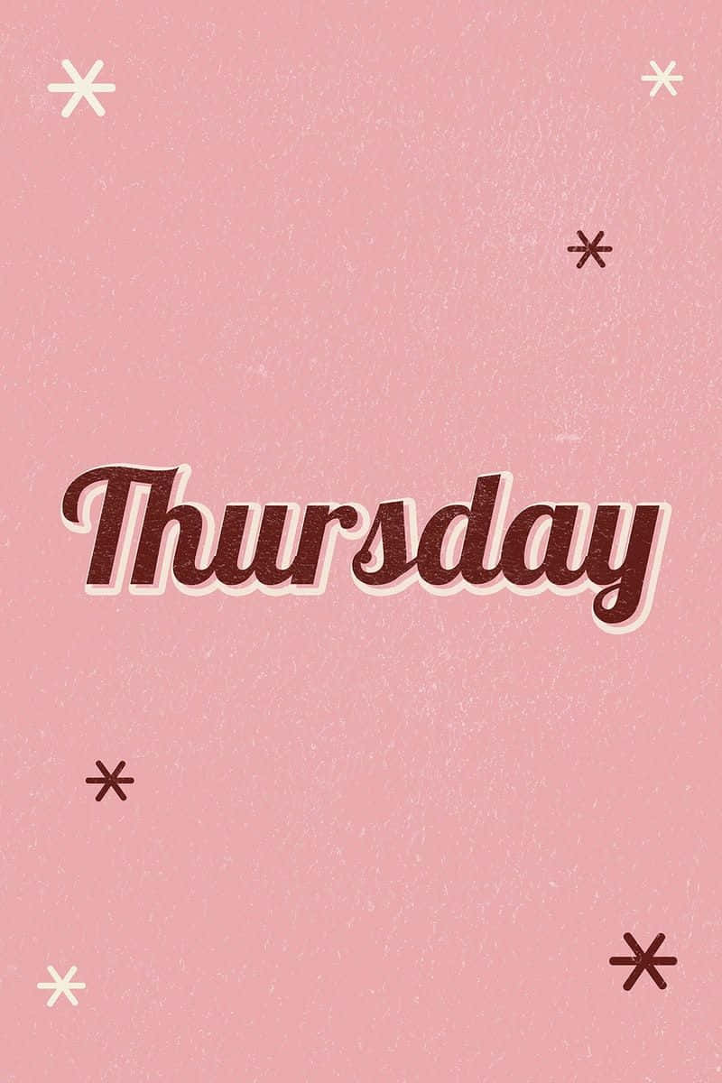  壁紙 — 柔軟的粉紅色紋理背景上，以粗體棕色字體顯示 Thursday 一詞，帶有白色輪廓和散落的星星符號。