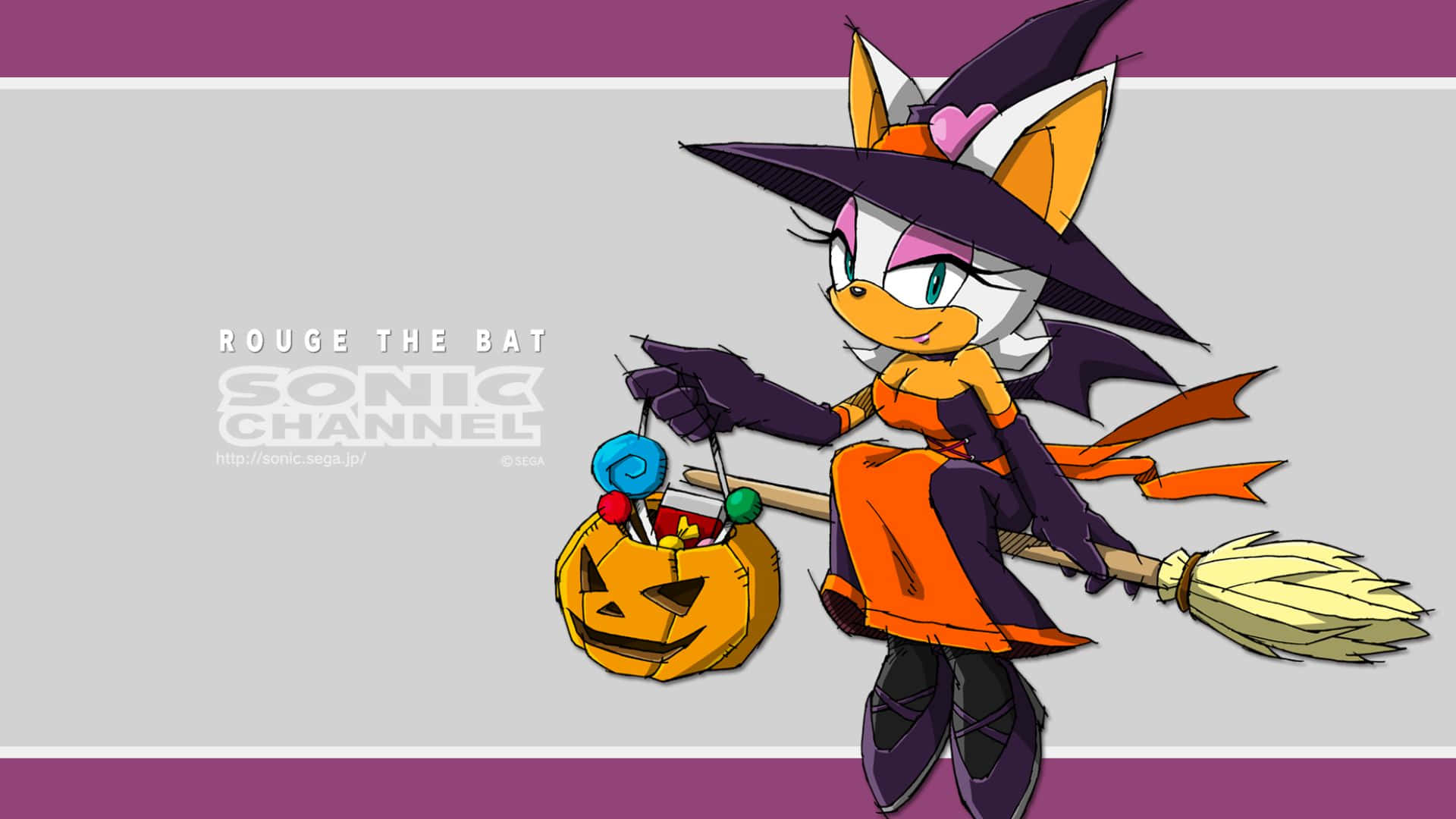 Rouge The Bat 桌布 壁紙 — Rouge the Bat 穿著萬聖節女巫服裝，騎著掃帚，手持傑克南瓜燈糖果桶，背景為紫色和灰色。