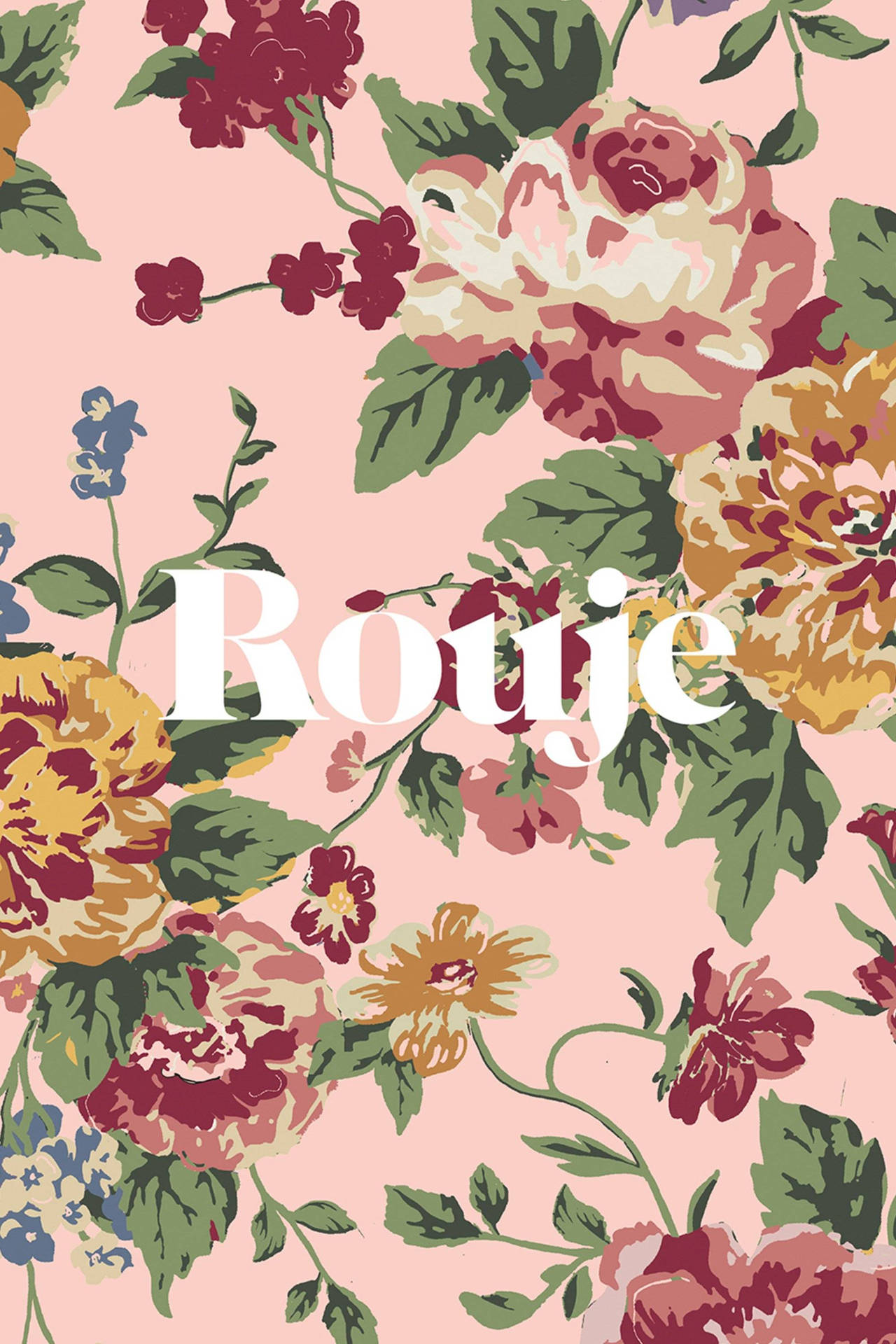 粉紅色背景上帶有牡丹、漿果和「Rouje」文字的花卉牆紙。