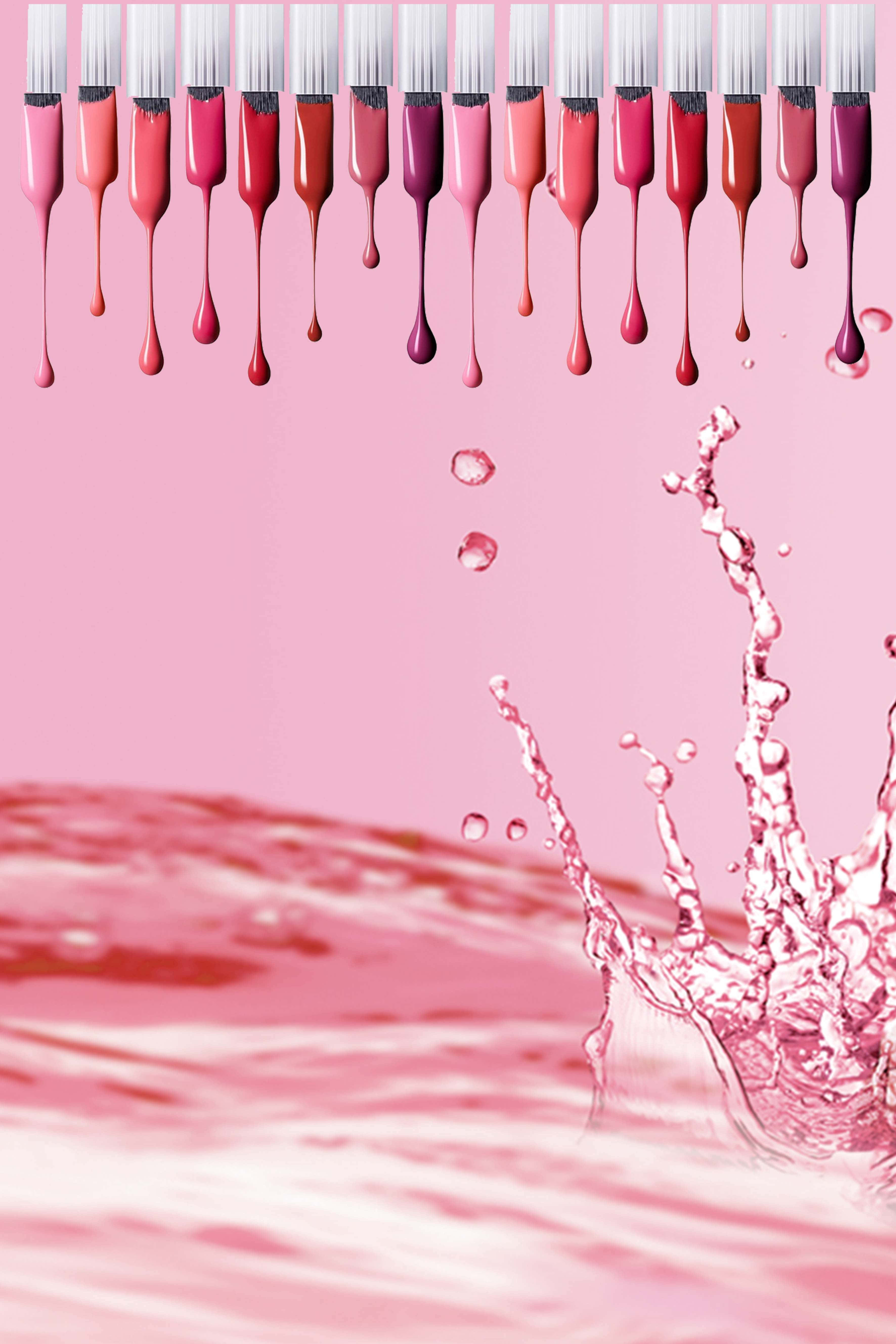 Pink Nails 桌布 壁紙 — 一排排畫筆將充滿活力的粉紅色調滴入濺起的匹配液體顏料池中，背景是柔和的粉紅色。