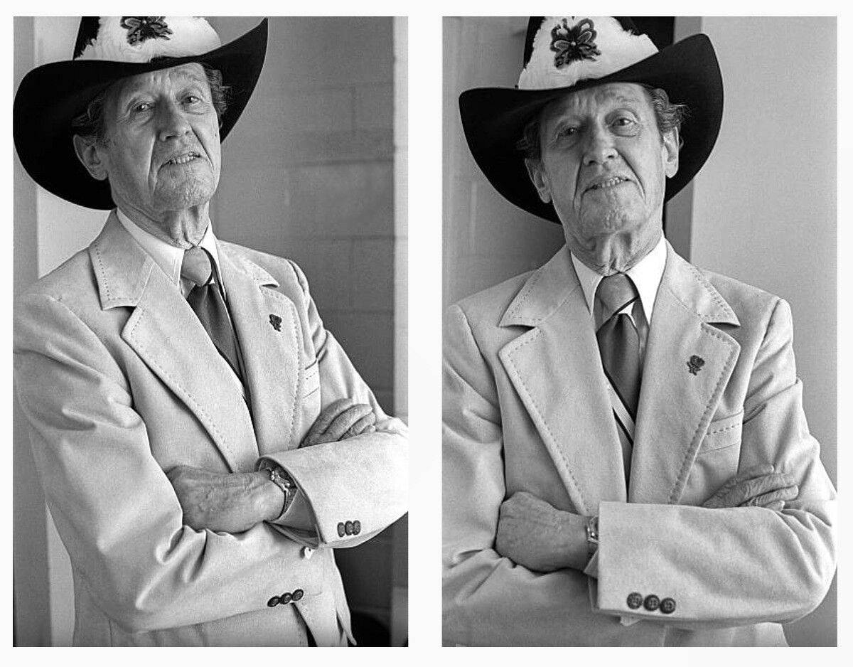 Roy Acuff 鄉村音樂藝術家肖像 壁紙 — 一位戴牛仔帽、穿西裝的長者交叉雙臂的黑白雙聯肖像。