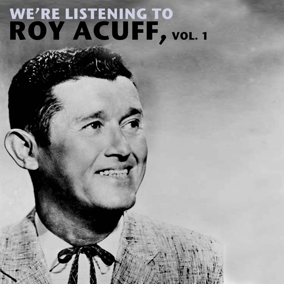 Roy Acuff 唱片封面 壁紙 — Roy Acuff 在純色工作室背景下，穿著質感西裝和領結，溫暖微笑的黑白肖像。