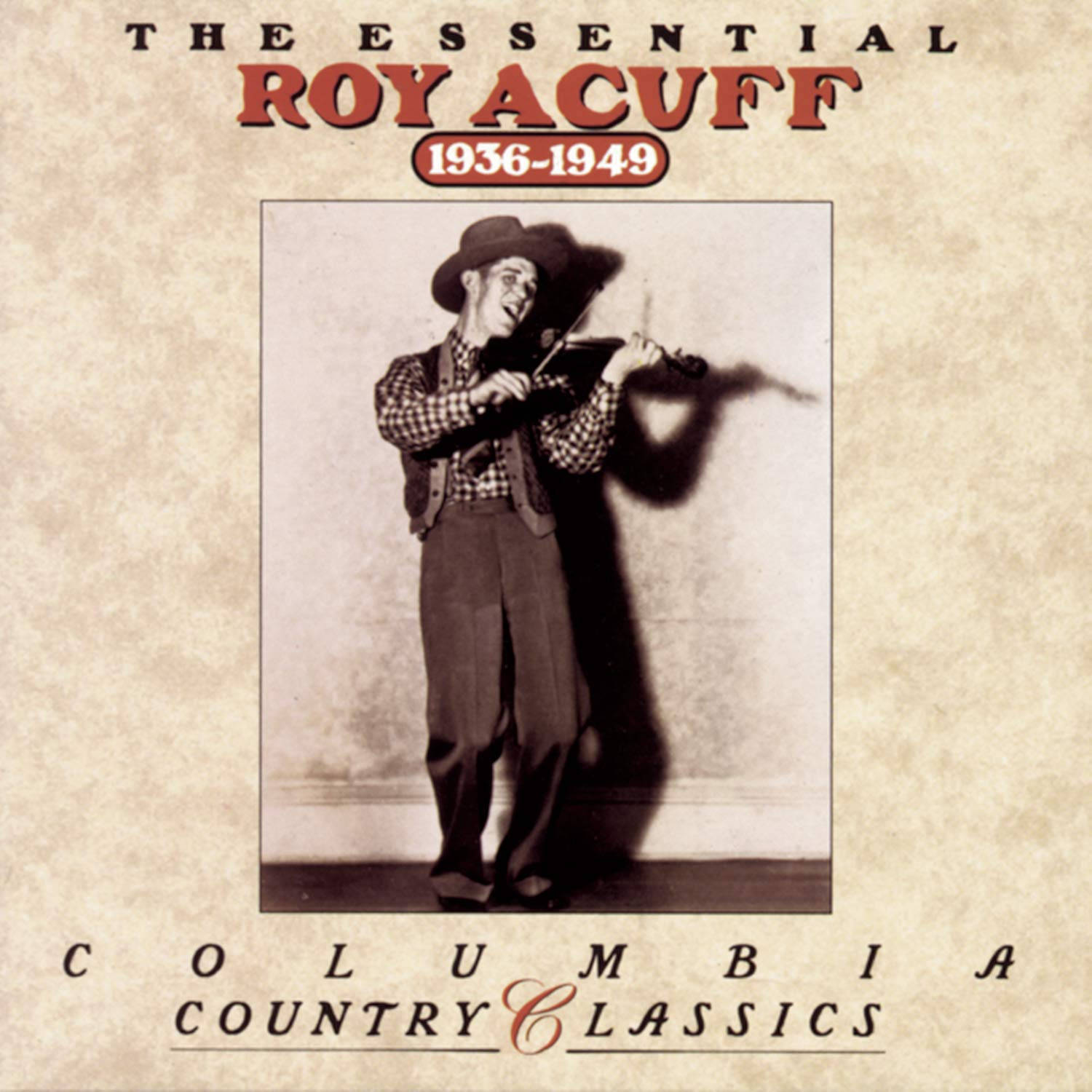 Roy Acuff 經典鄉村音樂精選 壁紙 — 復古棕褐色調照片，Roy Acuff 在工作室中愉快地拉小提琴，帶有戲劇性的陰影。