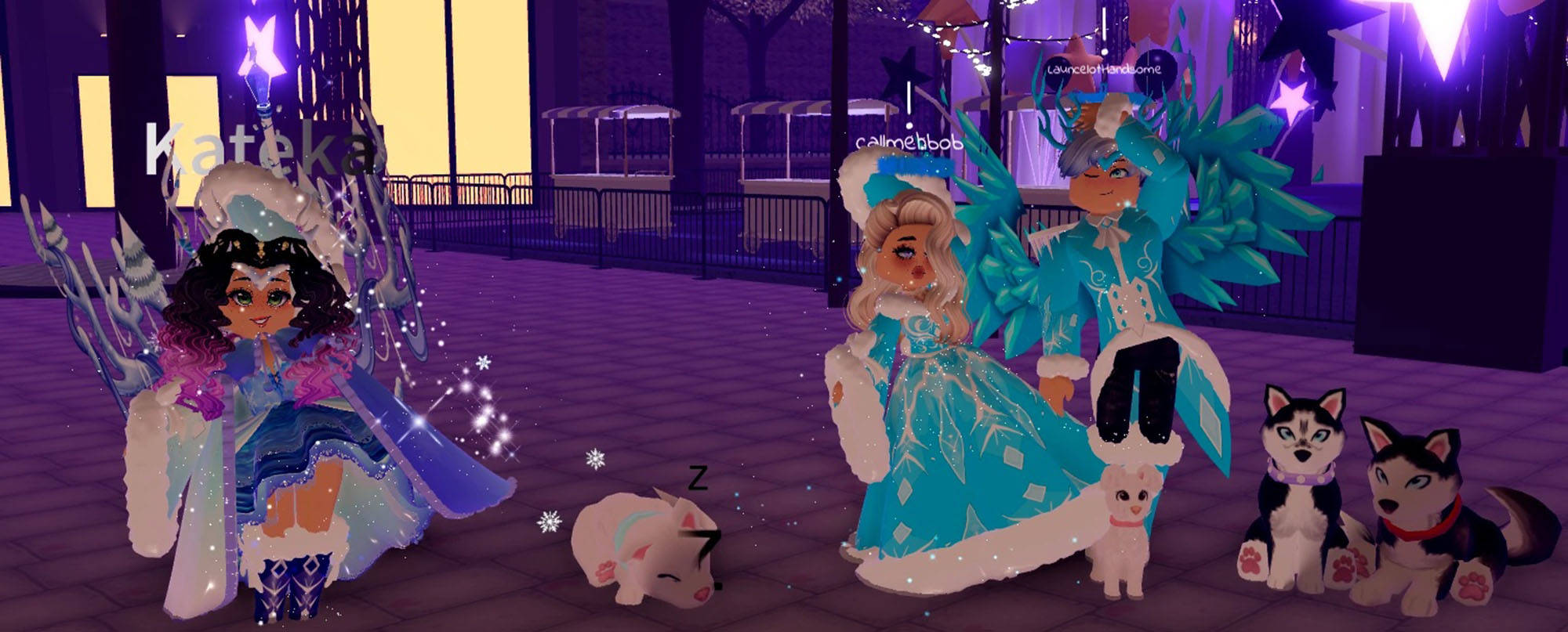 Royale High 2021 新年 NPC 壁紙 — 兩個身穿冰藍色服裝、帶有發光翅膀和寵物的虛擬角色在夜晚紫色燈光的虛擬廣場上放鬆。