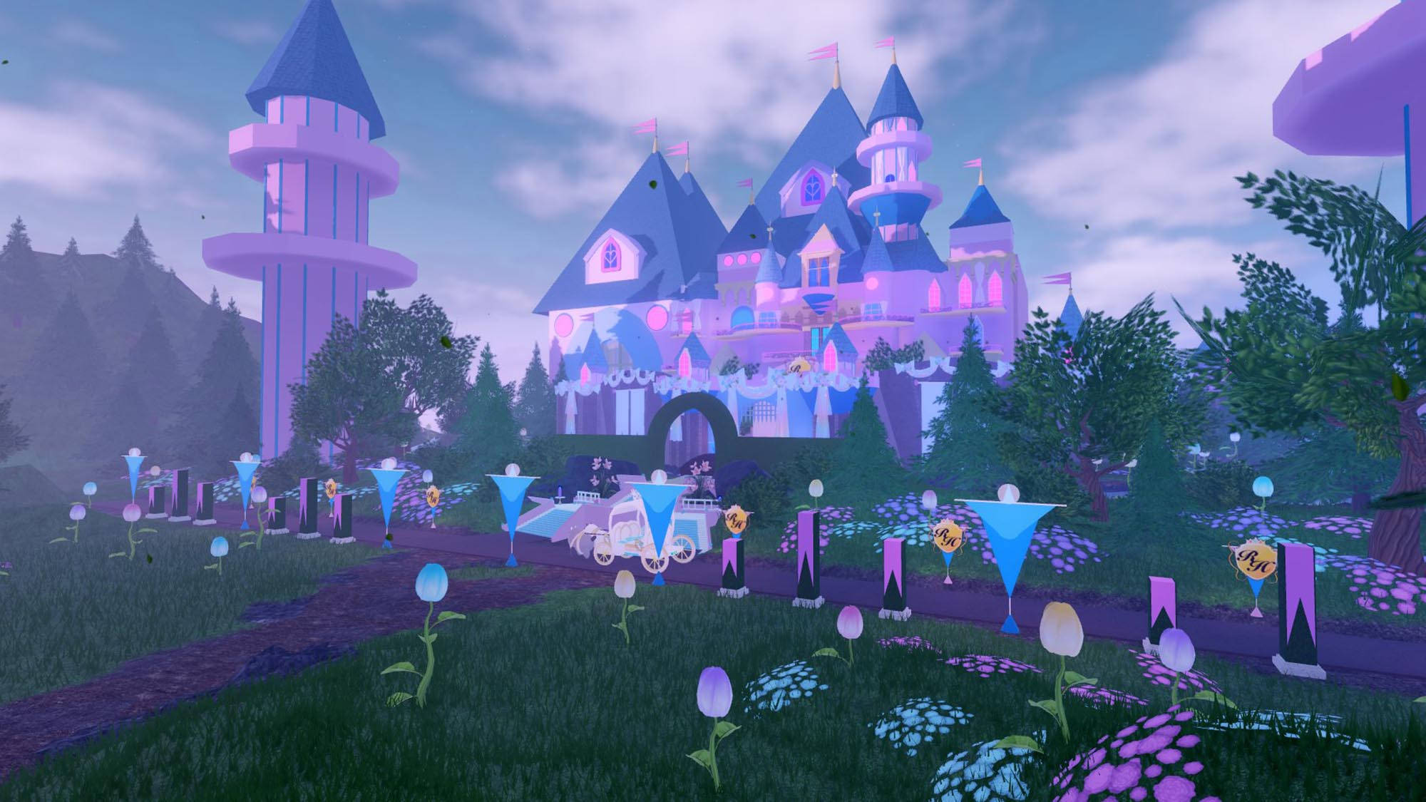 Royale High露珠雨季植物 壁紙 — 一座夢幻的紫色城堡，帶有發光的塔樓和糖果色花朵，在暮色天空下。