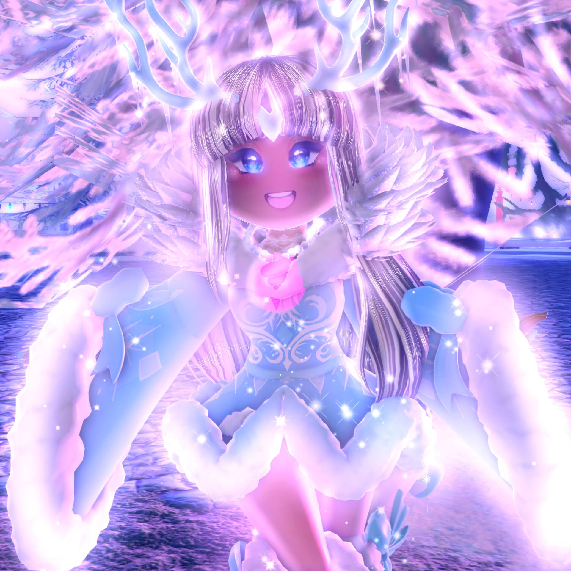 加入 Royale High 的魔法世界，探索無限機會！ 壁紙 — 一個發光的動漫女孩，帶著發光的鹿角和翅膀，坐在一個充滿閃爍紫色和藍色光芒的魔法冬季場景中。