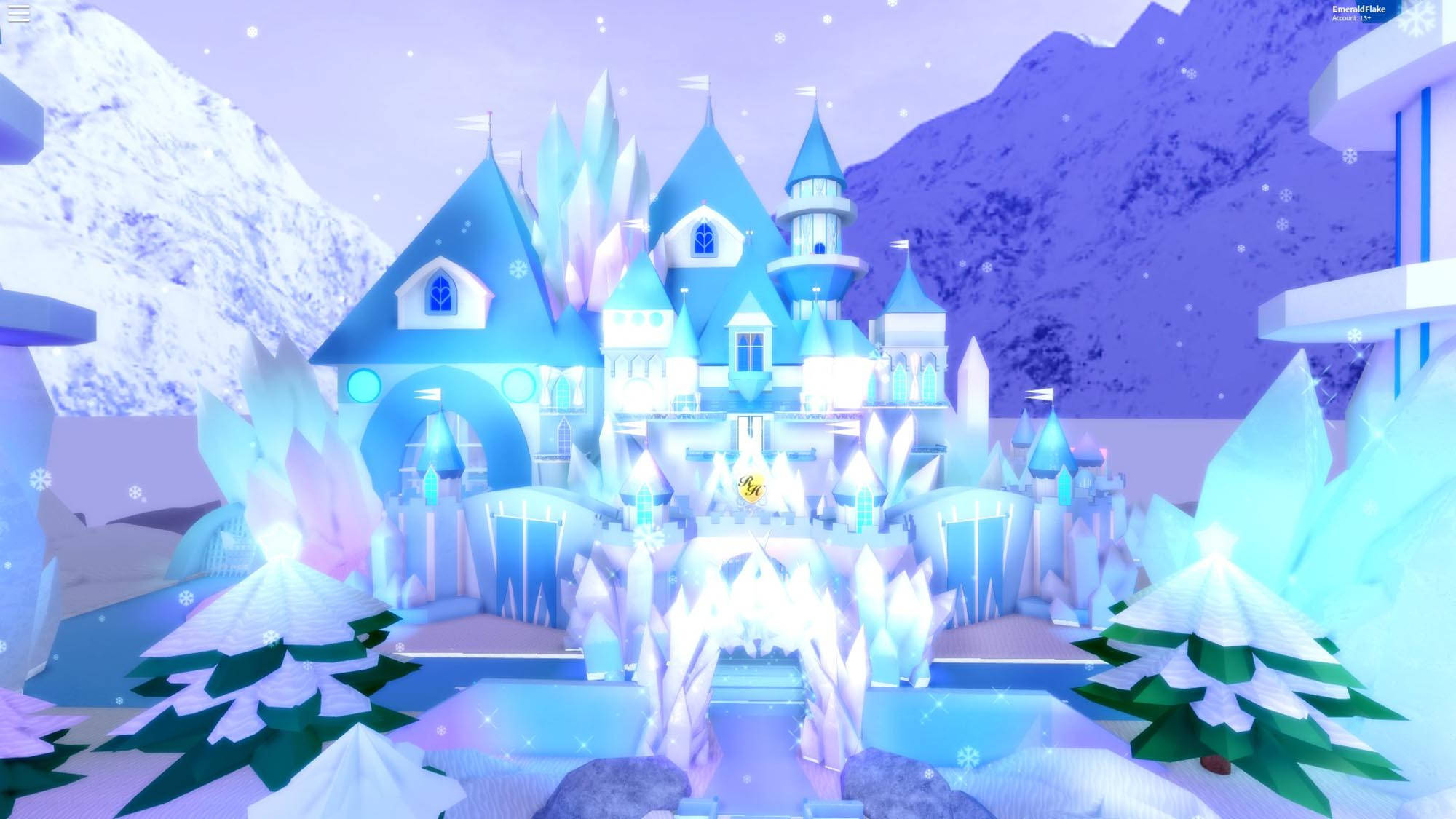 Royale High 冰城堡的魔法夜晚 壁紙 — 一座發光的藍色冰城堡，帶有水晶尖頂和積雪的樹木，矗立在星空的紫色天空下，位於神奇的冬季山谷中。