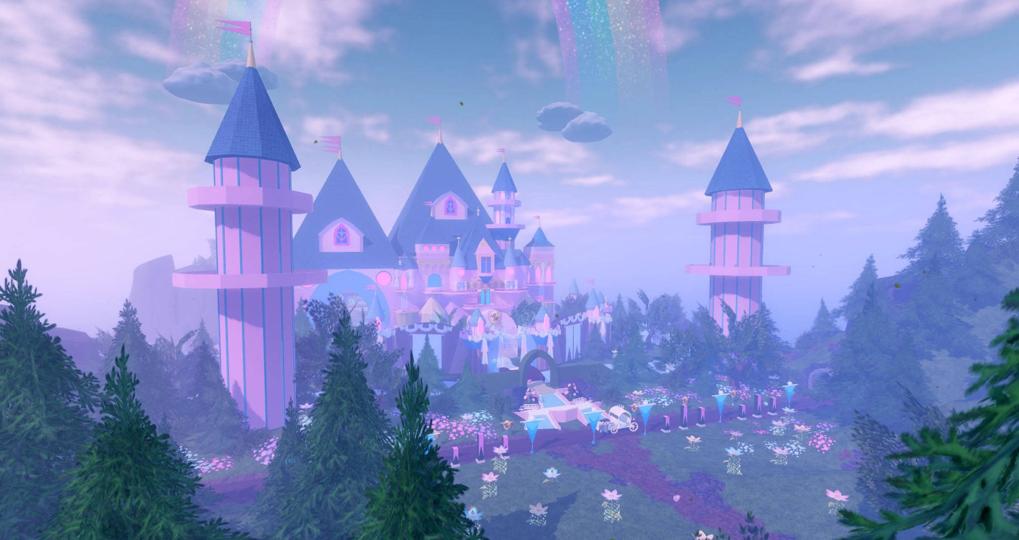 Royale High 校園風景 壁紙 — 一座夢幻的粉藍色城堡，帶有塔樓和旗幟，坐落在迷霧森林中，天空中有漂浮的彩虹和雲朵。