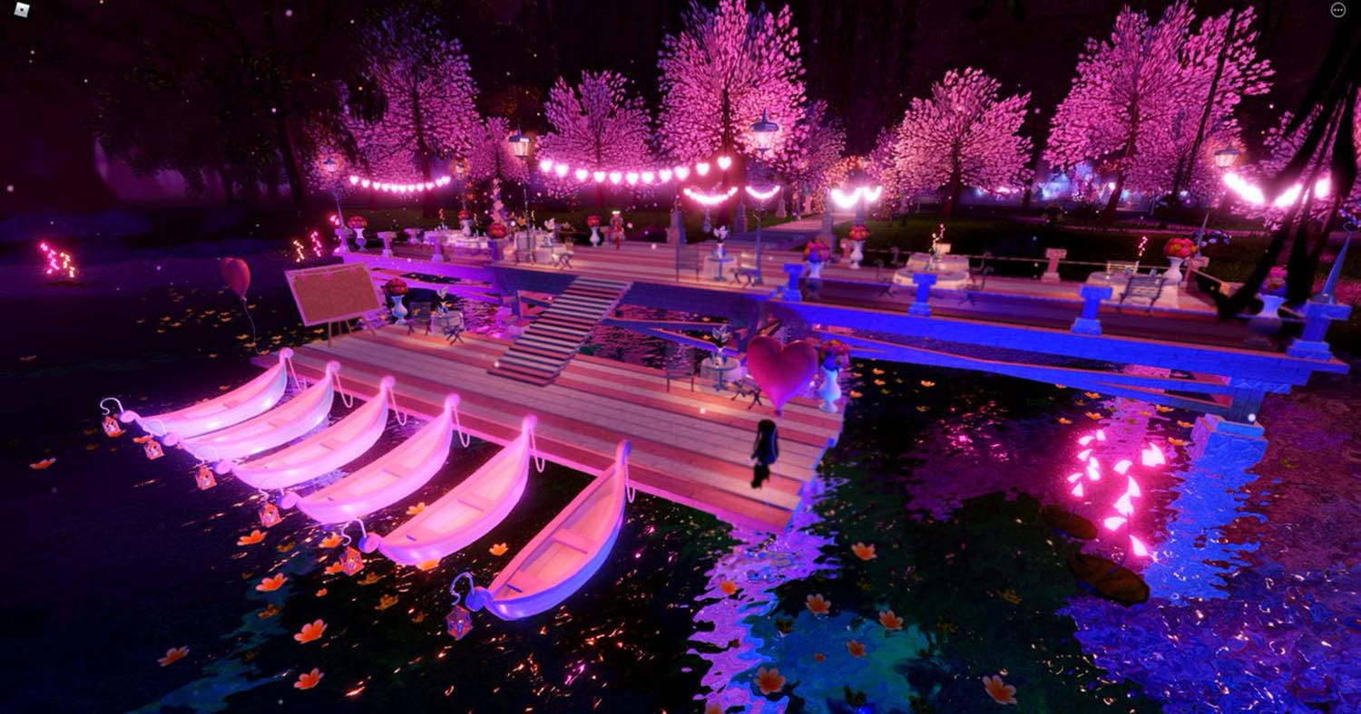 Royale High 的 Divinia 碼頭 壁紙 — 夜晚在燈串下，一個發光的粉紅色和藍色碼頭，有船隻和樹木。