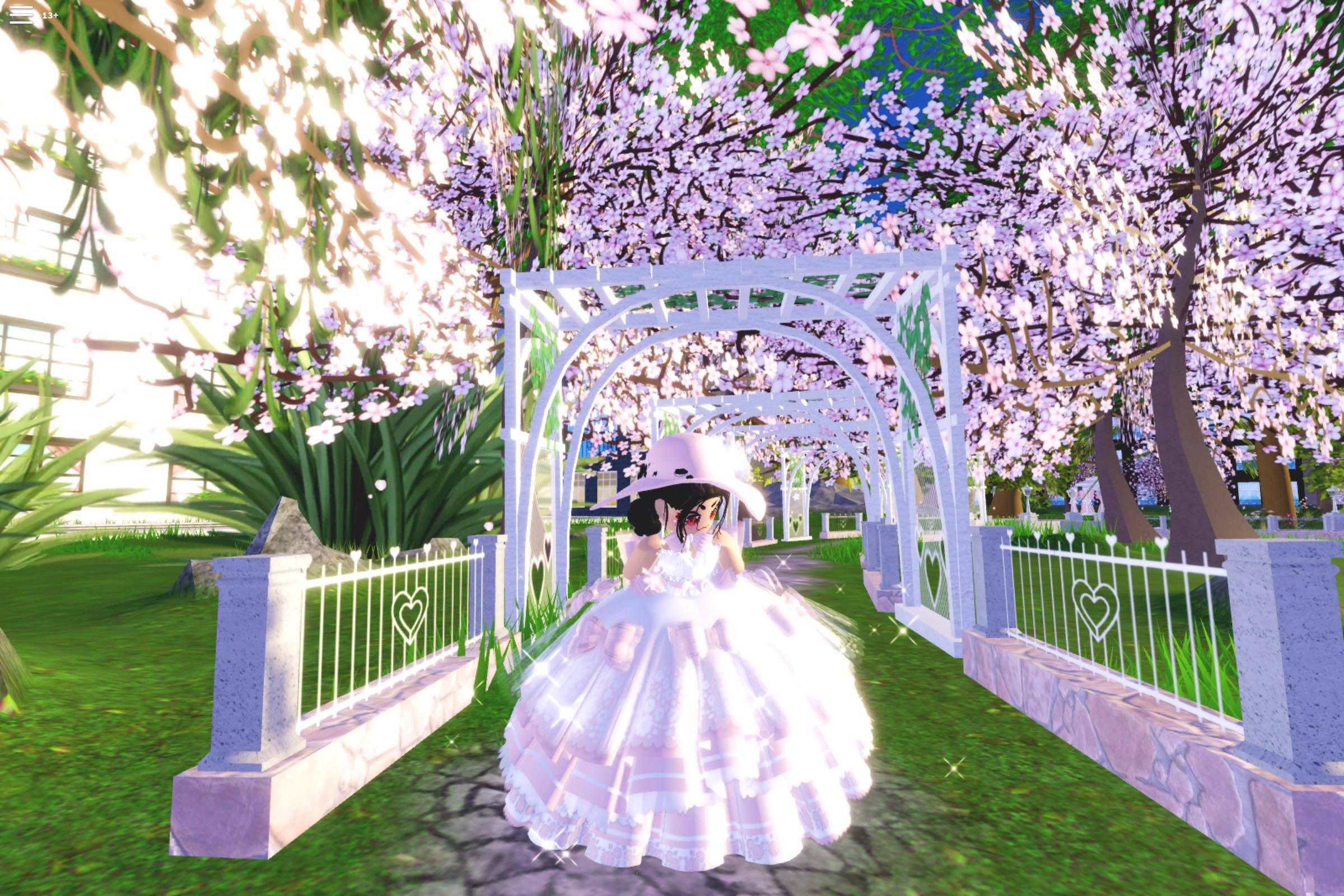 Royale High公園步道 壁紙 — 一個身穿白色荷葉邊連衣裙和帽子的女孩，在充滿活力的花園中，走在盛開的櫻花拱門下。