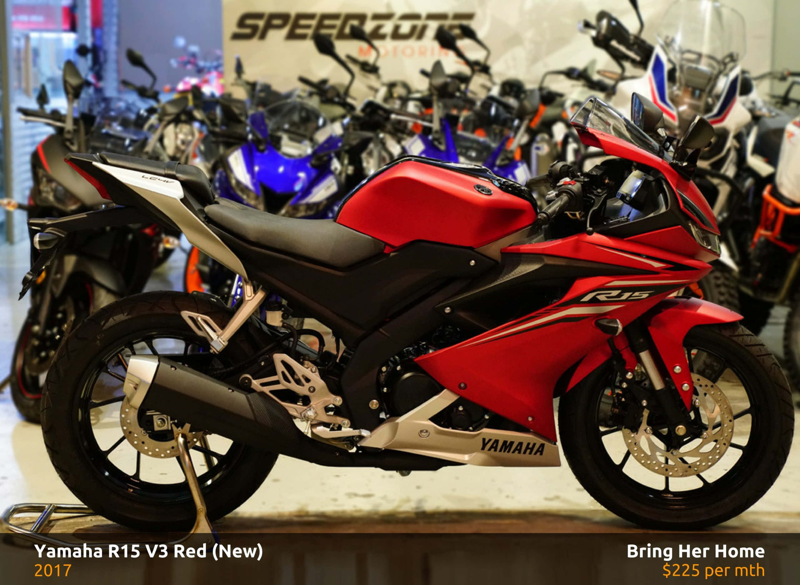 RPM 定製 R15 摩托車，提供獨特騎乘體驗 壁紙 — 一台引人注目的紅色和黑色Yamaha R15 V3電單車在光線充足的陳列室中展示，背景有其他電單車。