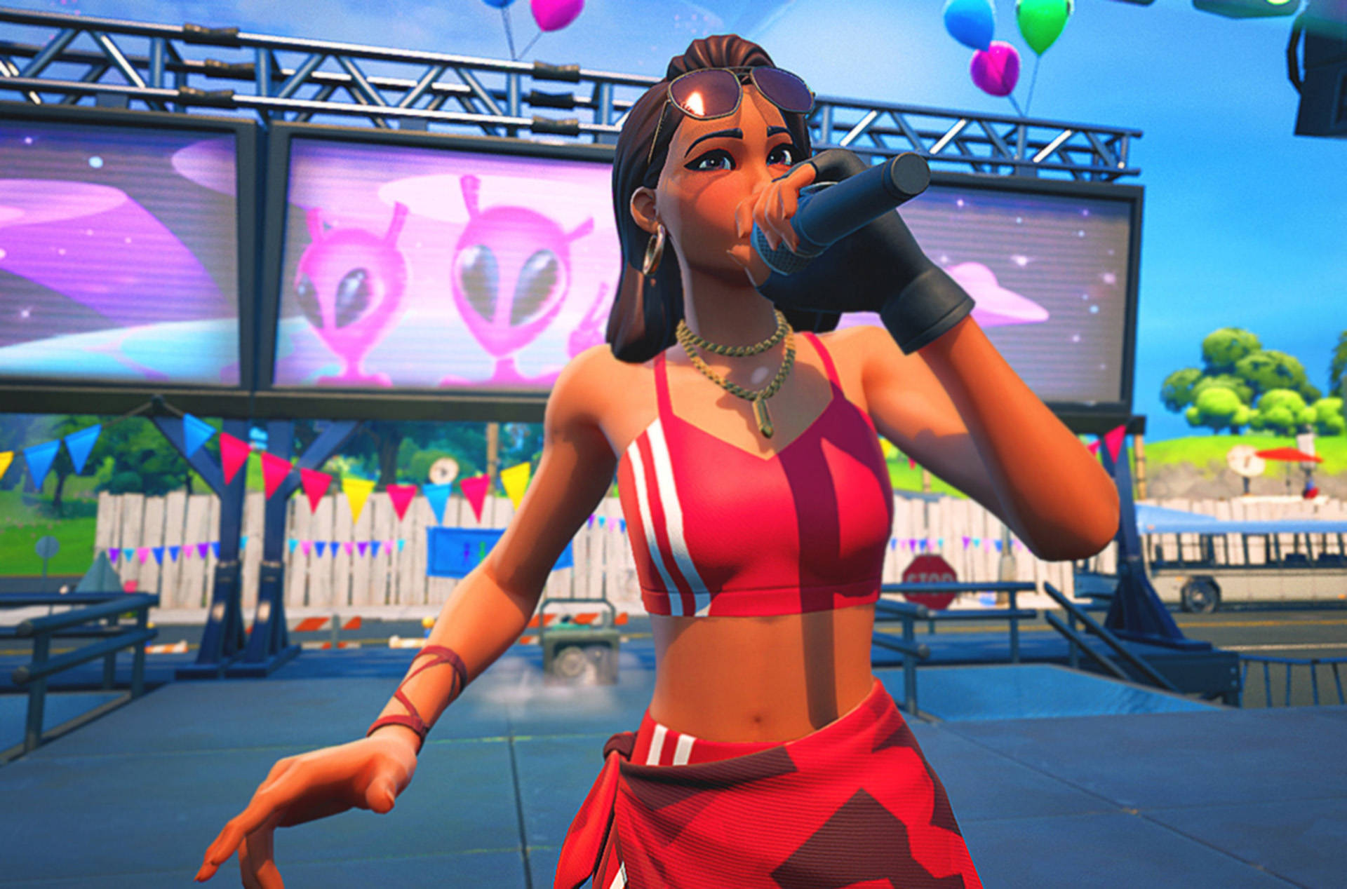 Ruby《Fortnite》夏日板walk 壁紙 — 一個充滿活力的Fortnite角色在明亮的藍天下，於色彩繽紛的戶外音樂會舞台上對著咪高峰唱歌。