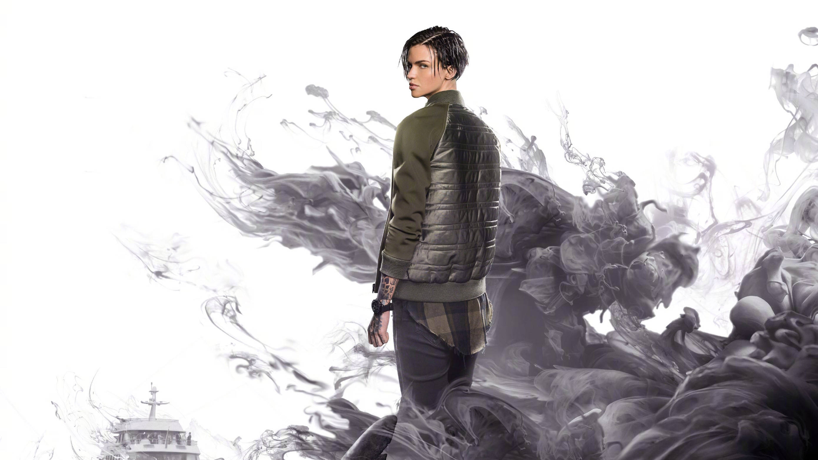 Ruby Rose 在《巨齒鯊》電影中 壁紙 — 一位穿著絎縫外套的年輕男子站在旋轉的黑色墨雲前，下方可見一艘船。