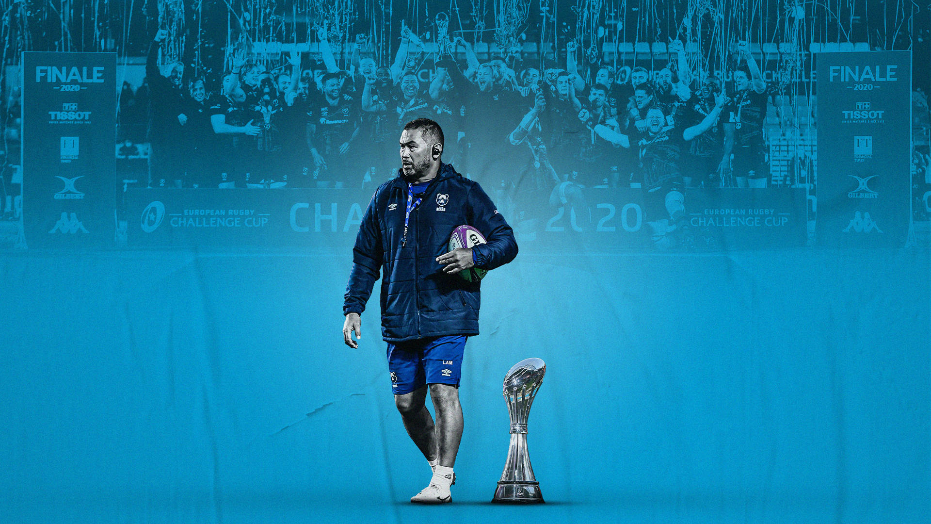 布里斯托爾熊隊 rugby 2020 壁紙 — 一名身穿藍色裝備的欖球運動員莊嚴地走過一個閃閃發光的獎盃，背景是藍色舞台和歡呼的球迷。