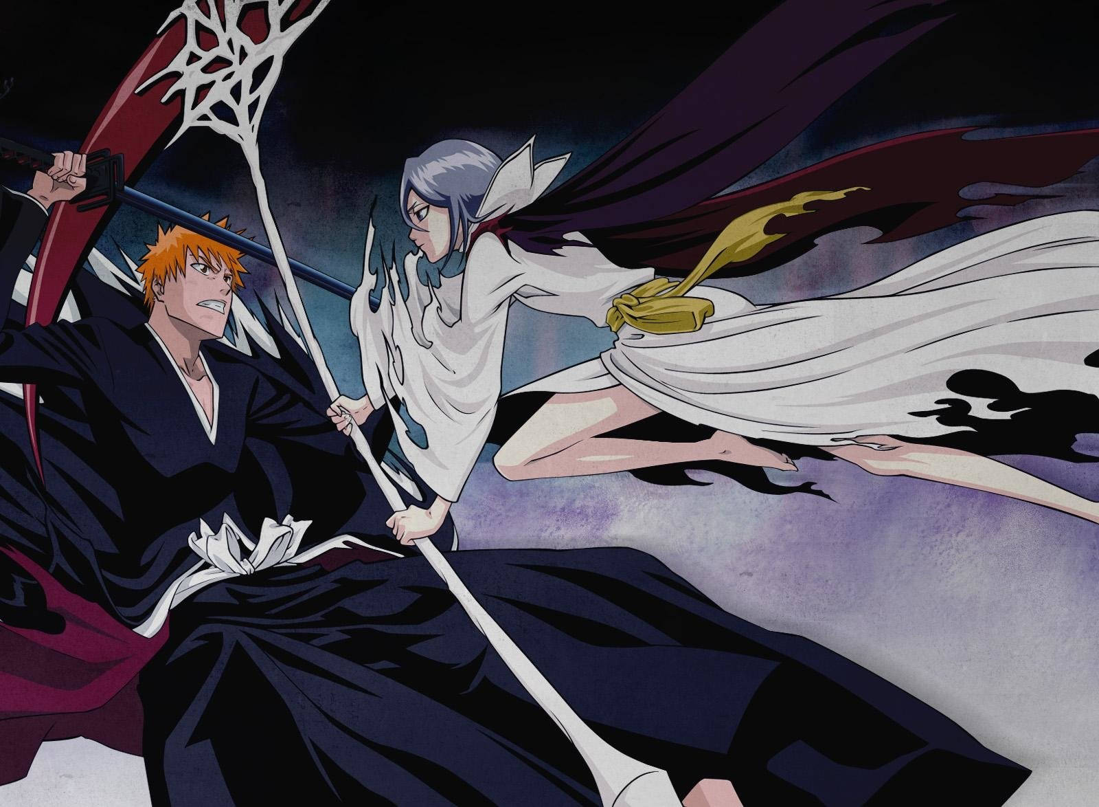Rukia Kuchiki 對戰 Ichigo Kurosaki 壁紙 — 兩位動漫戰士在黑暗風暴背景下，身穿飄逸長袍、手持發光劍，展開動態戰鬥場景。