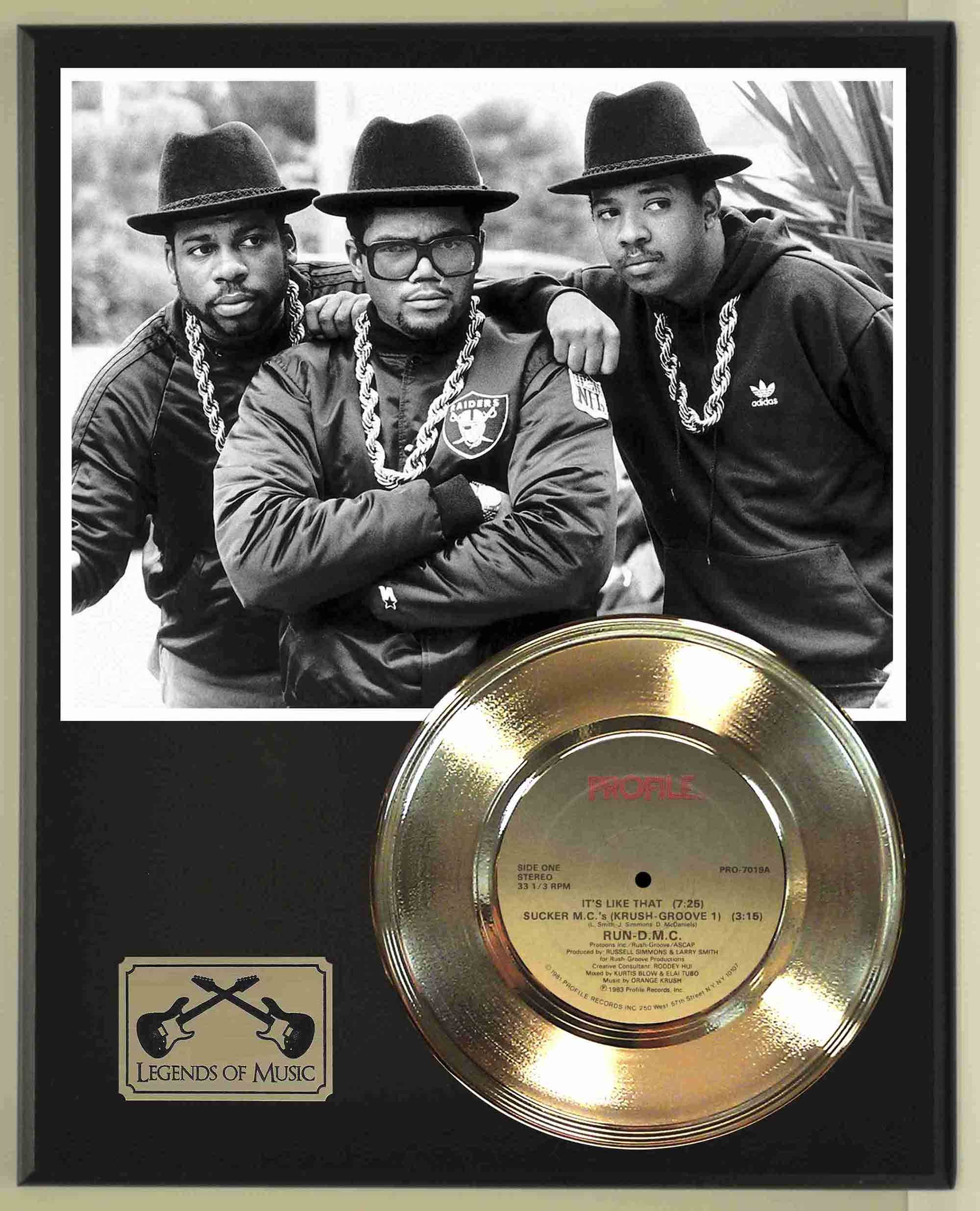 Run D.M.C. 音樂唱片獎海報 壁紙 — Run DMC 金唱片獎牌上方三位戴紳士帽和鏈條的男士黑白照片。