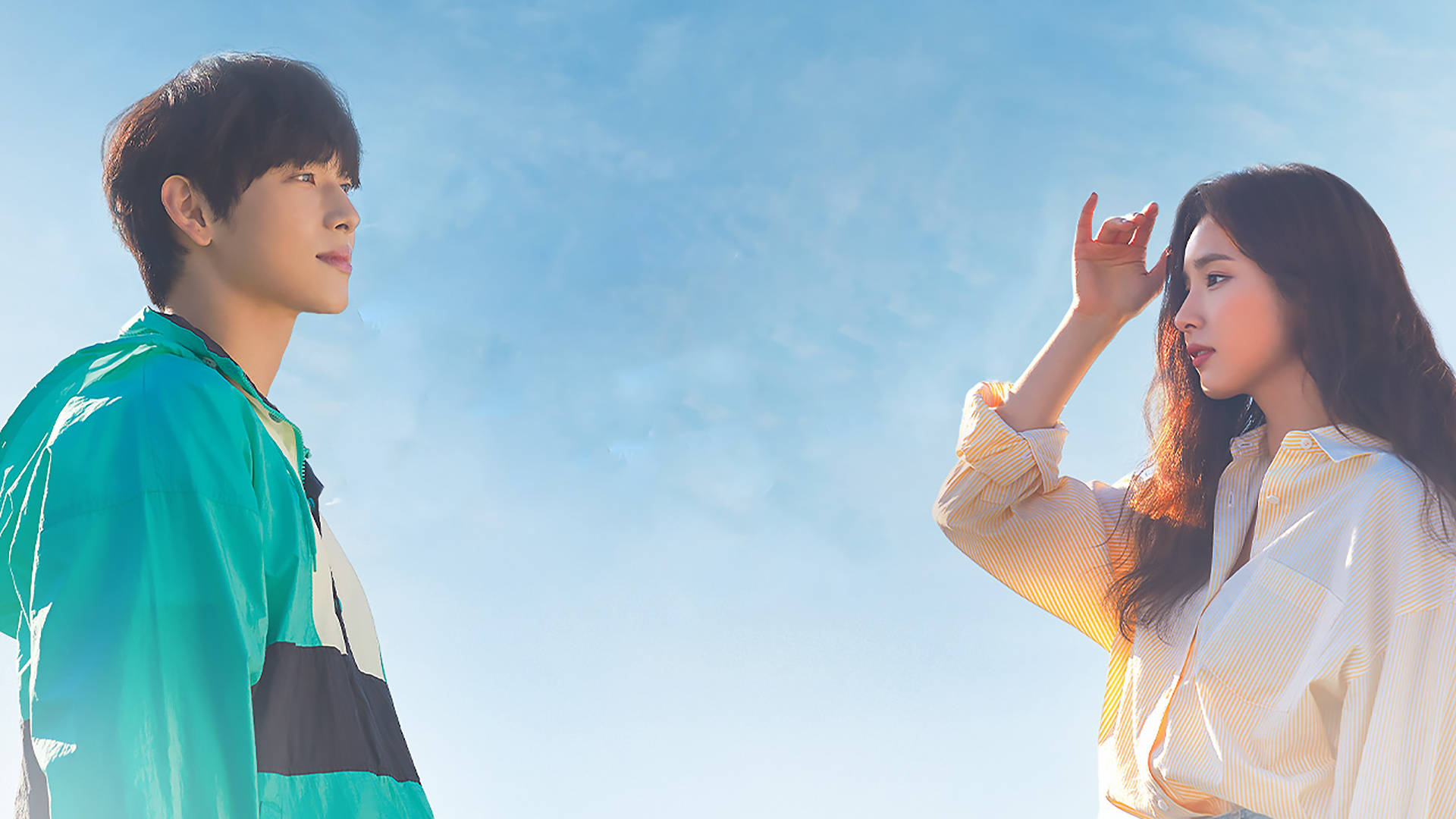《Run On》韓劇可愛情侶 壁紙 — 一對年輕情侶在明亮的藍天和柔軟的白雲下深情對望。
