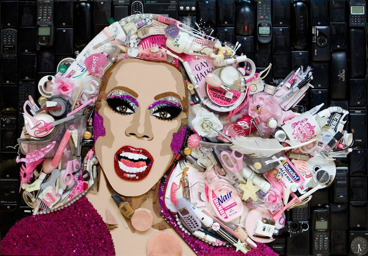 RuPaul's Drag Race 拼貼藝術 壁紙 — 一個風格化的女性肖像，帶有閃亮化妝品和由粉紅色美容產品製成的皇冠，背景是舊電話牆。