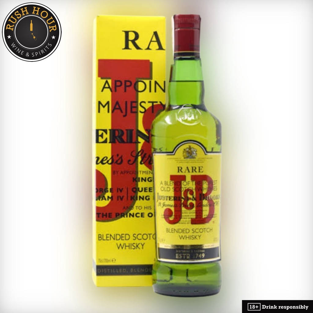 於Rush Hour Wine and Spirits店內展示的精緻J&B威士忌瓶 壁紙 — 一瓶綠色玻璃瓶的Rare調和蘇格蘭威士忌，旁邊是其鮮黃色盒子，帶有粗體紅色字體，背景為純白色。