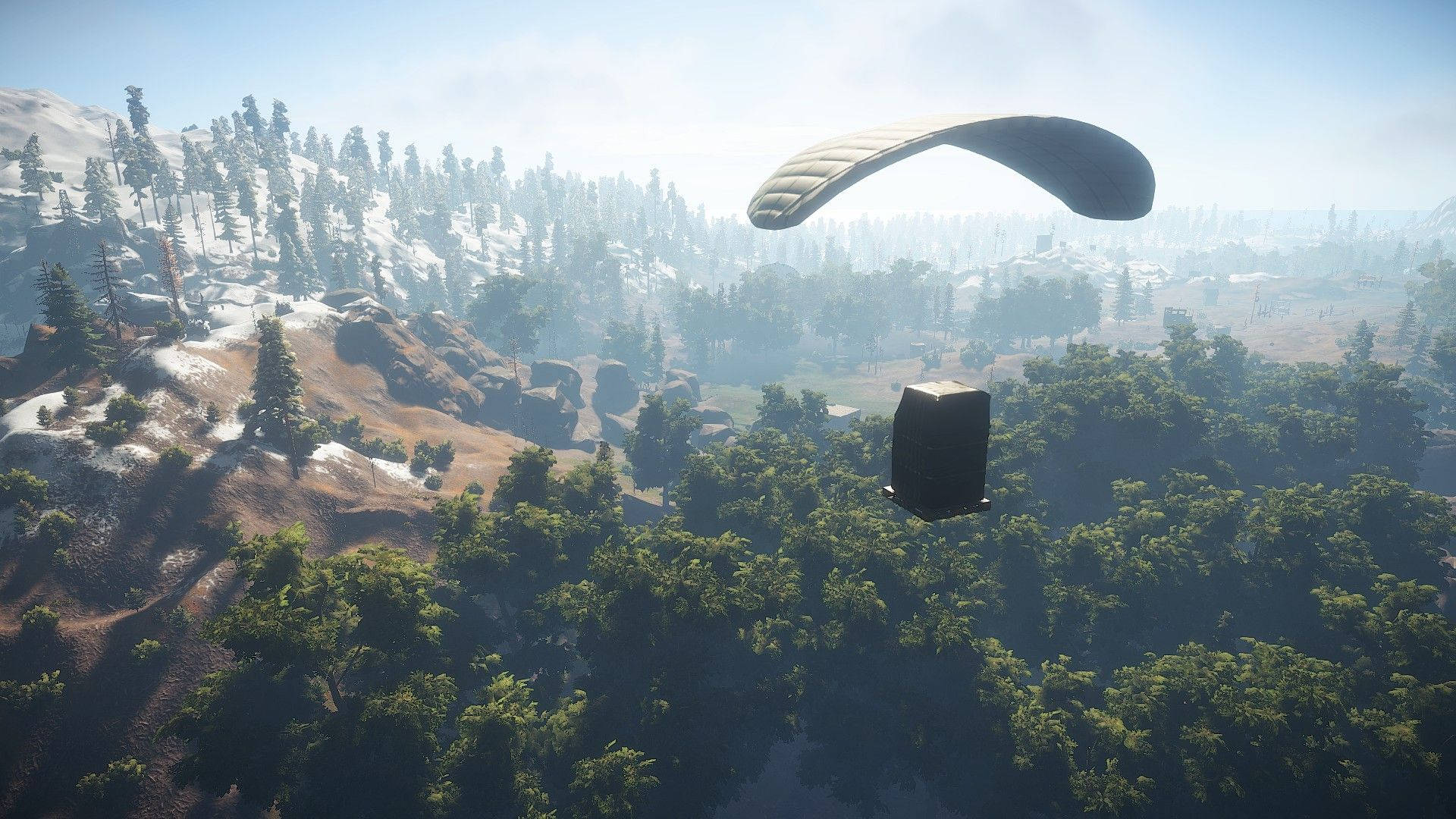 Rust 遊戲內補給空投場景 壁紙 — 滑翔傘在霧氣籠罩的森林山谷上空下降，背景是積雪的山脈。