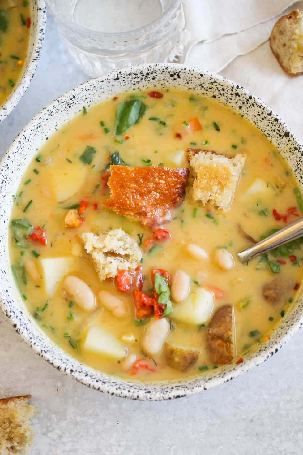Soup 桌布 壁紙 — 一碗鄉村風味的奶油白豆湯，配上金黃色麵包丁和新鮮香草。