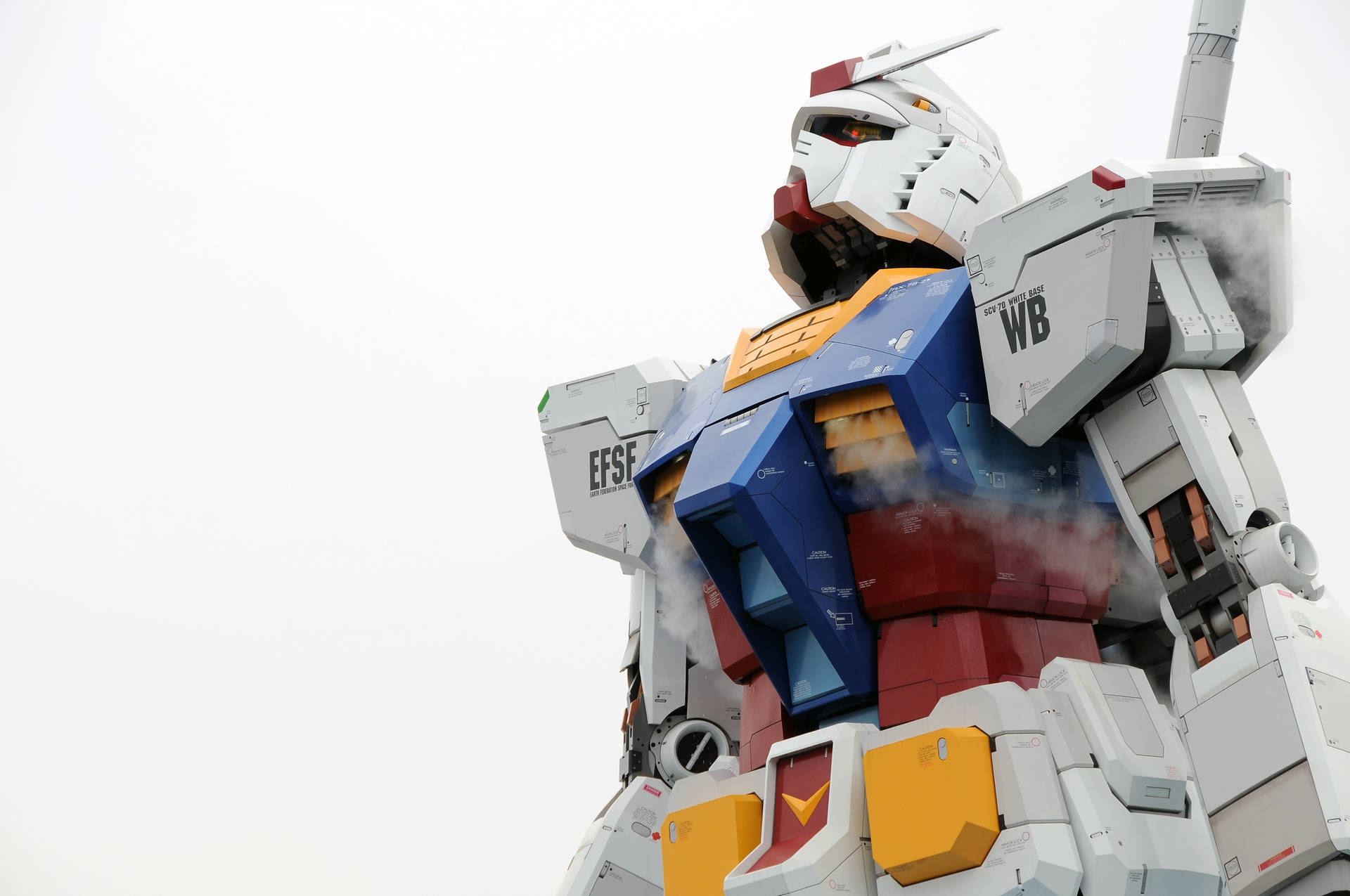巨大高達機械人雕像，在陰天下從關節升起蒸氣。