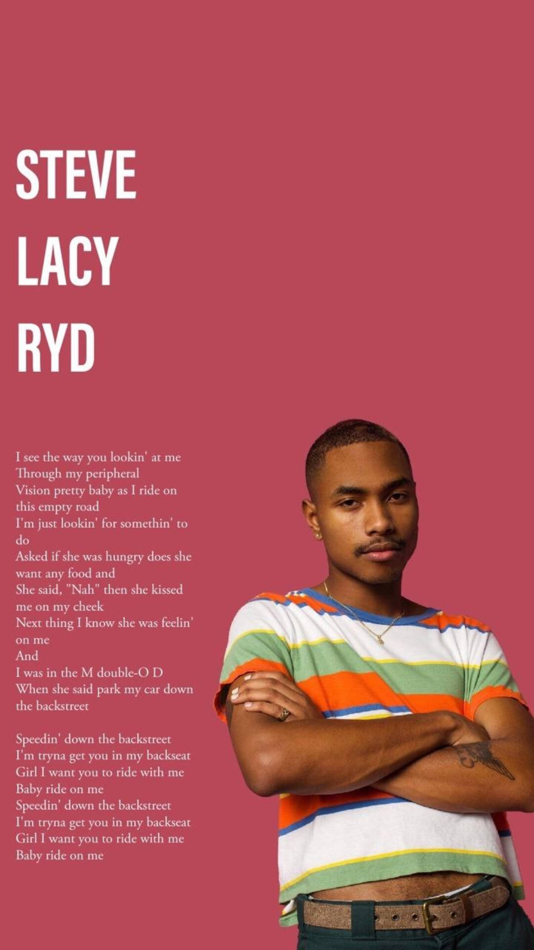 Steve Lacy 身穿彩色條紋襯衫，交叉雙臂，站在帶有歌詞的粉紅色背景前。