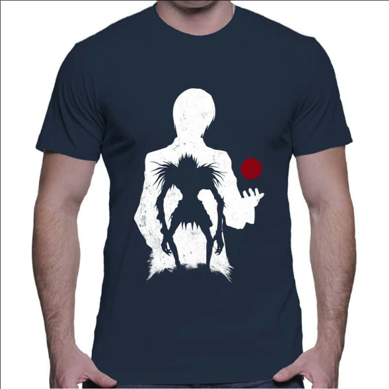 死亡筆記本 Ryuk 剪影T恤 壁紙 — 一個人穿著深色T恤，上面有白色剪影，是一個頭髮尖尖的人物拿著紅色球體。