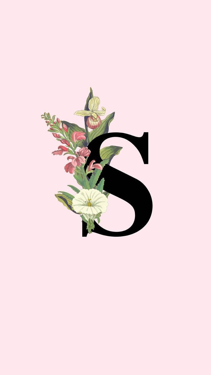 S字形粉紅背景藝術 壁紙 — 一個粗體黑色字母S，飾以精緻的粉紅色和白色花朵，背景為柔和的粉紅色。