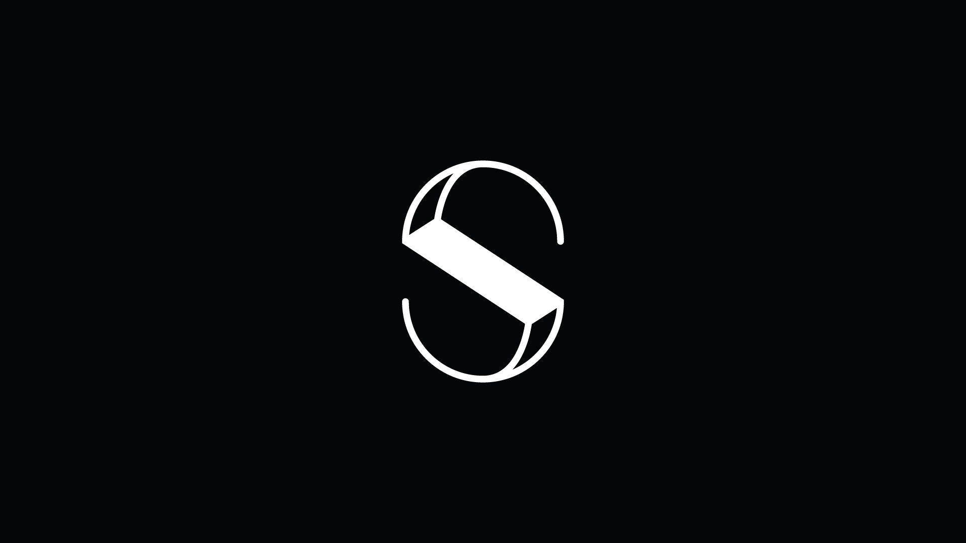 迷人 S 形設計插畫 壁紙 — 一個簡約的白色風格化 S 標誌，帶有 3D 效果，居中於純黑色背景上。