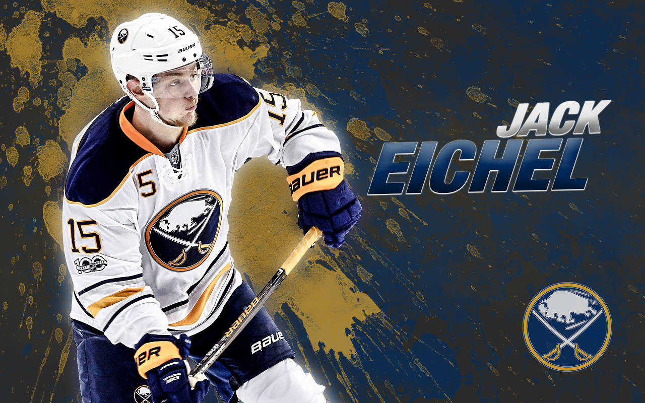 傑克·艾奇爾水牛城 Sabres 黃色潑墨背景 壁紙 — 冰球運動員 Jack Eichel 穿著 Buffalo Sabres 裝備，在動態的藍色和金色潑濺背景中行動。