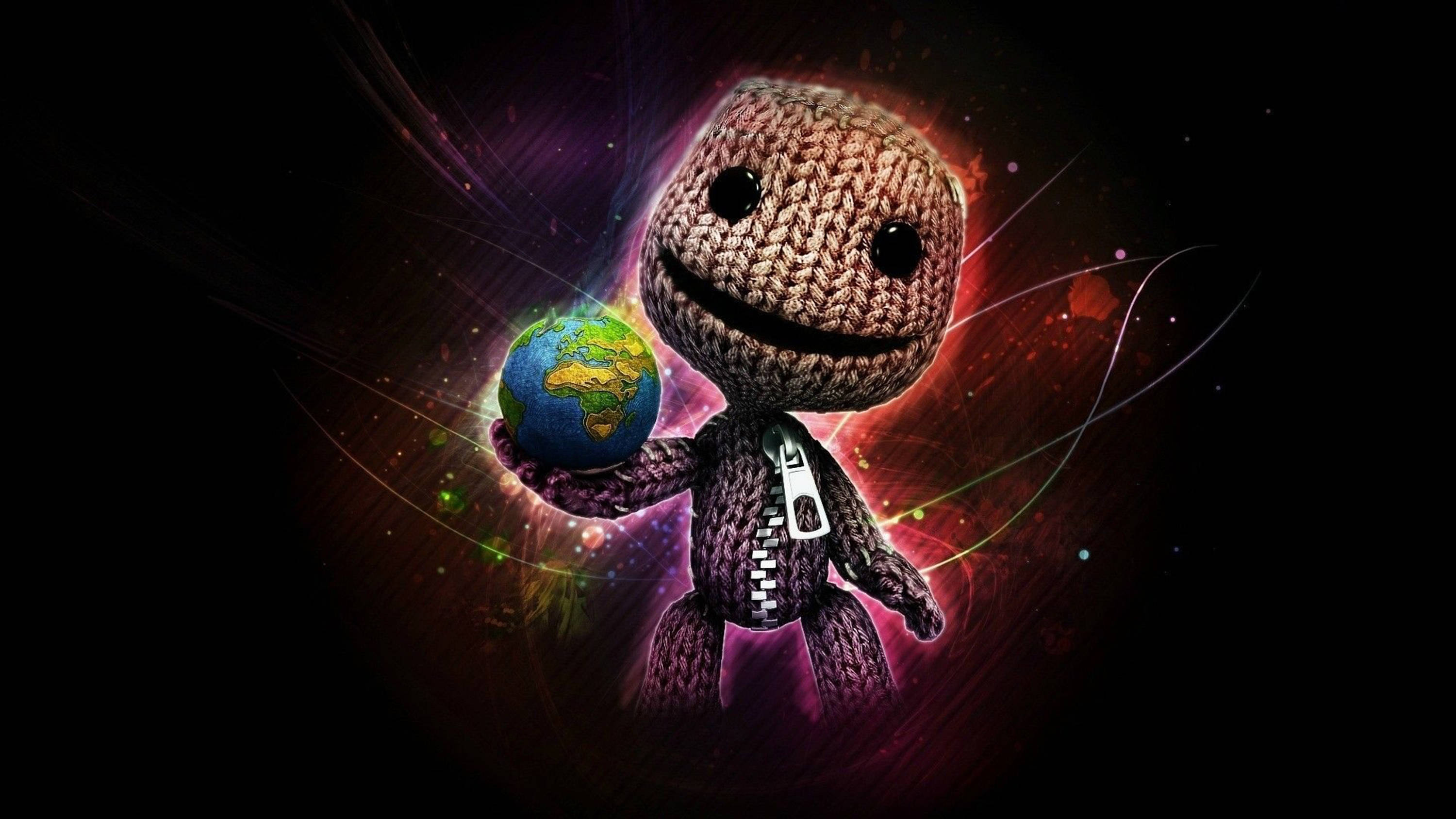 可愛的Sackboy太空星系壁紙 壁紙 — 一個編織毛絨角色在紫色、紅色和綠色光的宇宙漩渦中抱著地球儀。