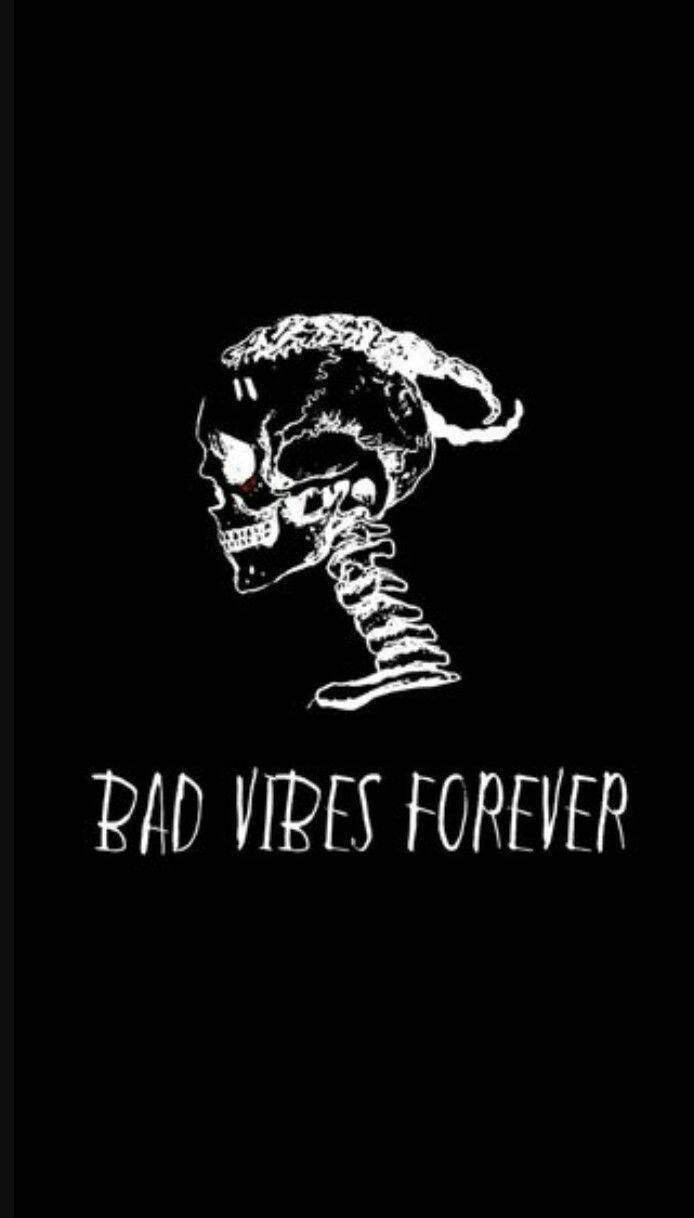 馬尾辮骷髏頭與黑色背景上的bad vibes forever文字