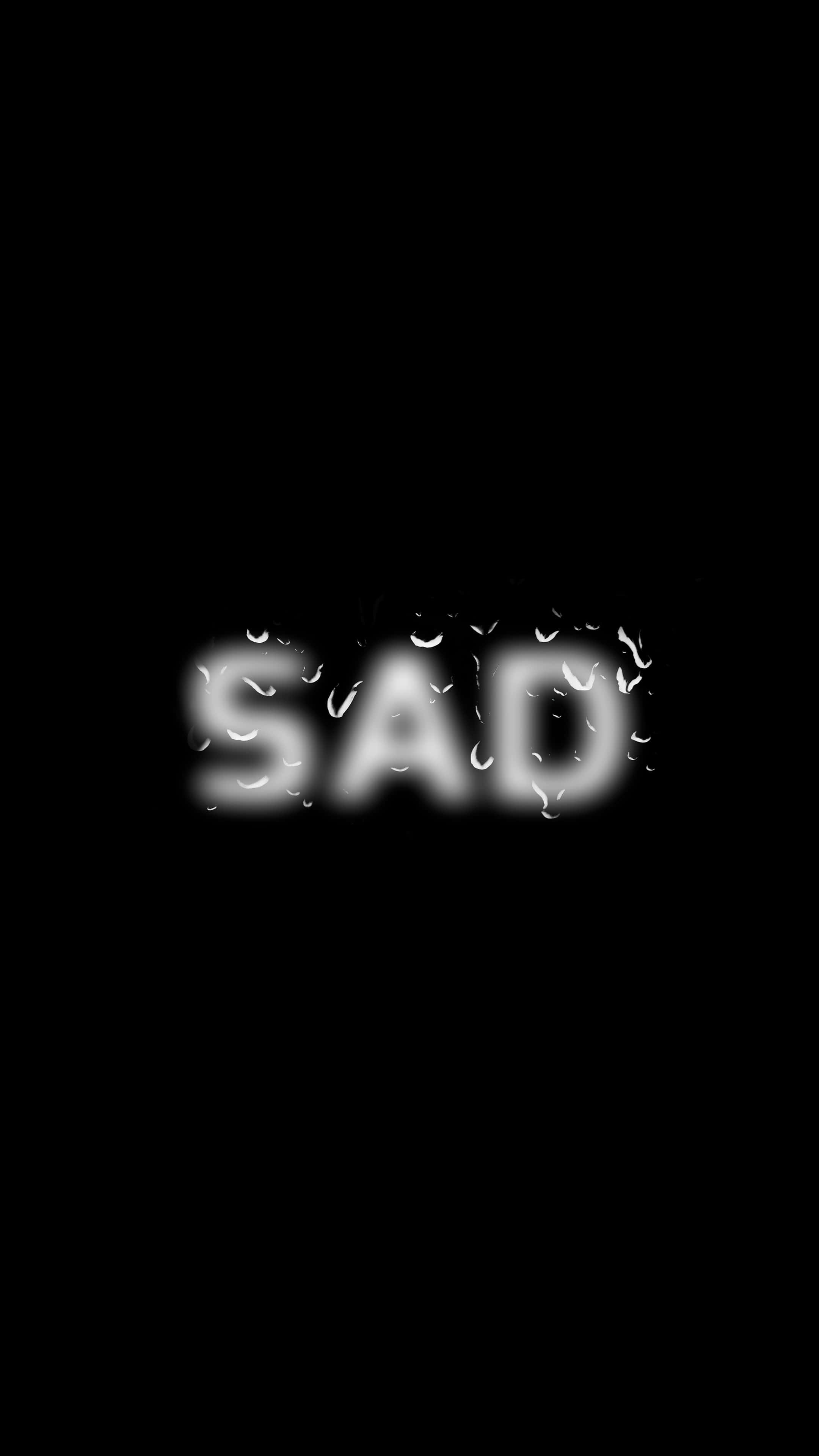 Dark Emotional 桌布 壁紙 — 「sad」呢個字喺黑色背景上微弱咁發出白色光芒，字母上有水滴效果流落嚟。