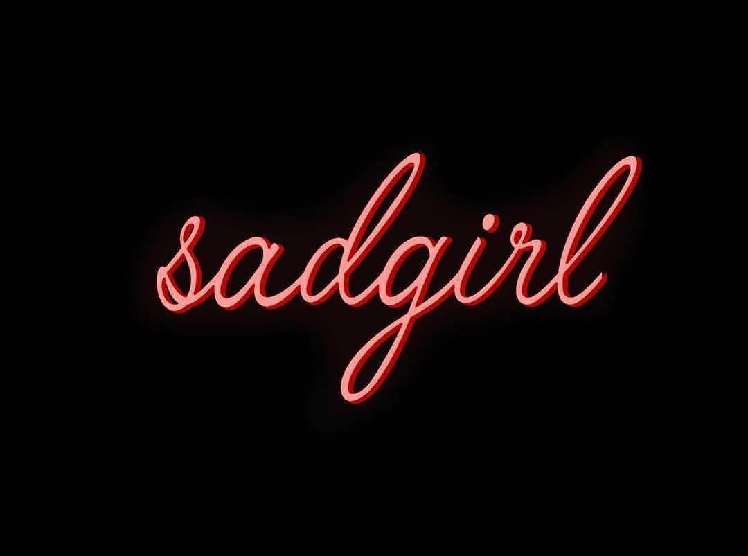 傷心女孩美學 Sadgirl 草書字樣 壁紙 — 「sadgirl」呢個詞以鮮紅色霓虹燈字體喺純黑色背景上發光。